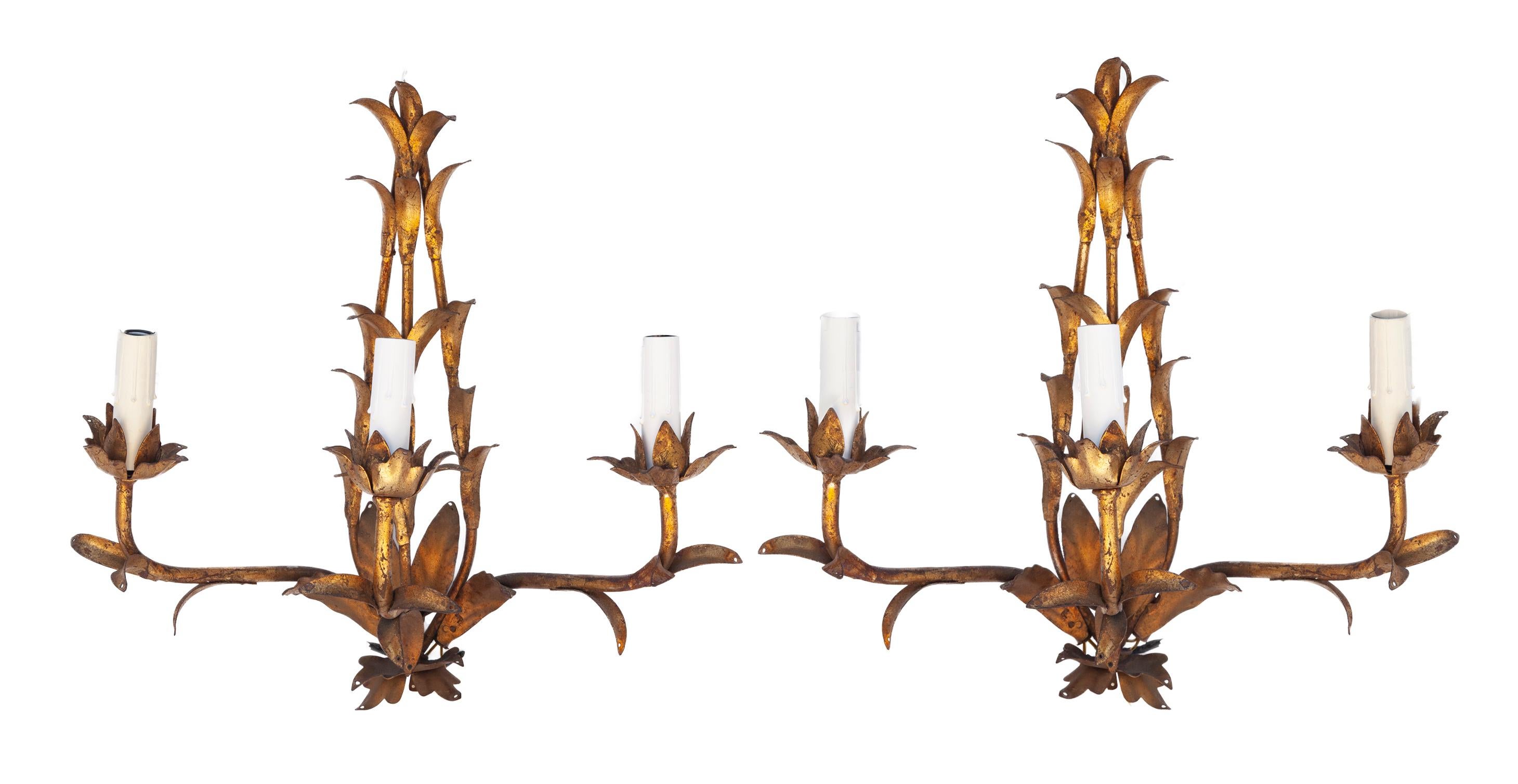 Italienische vergoldete Metall- und Kristall-Wandleuchter /Drei Lights, ein Paar (20. Jahrhundert) im Angebot