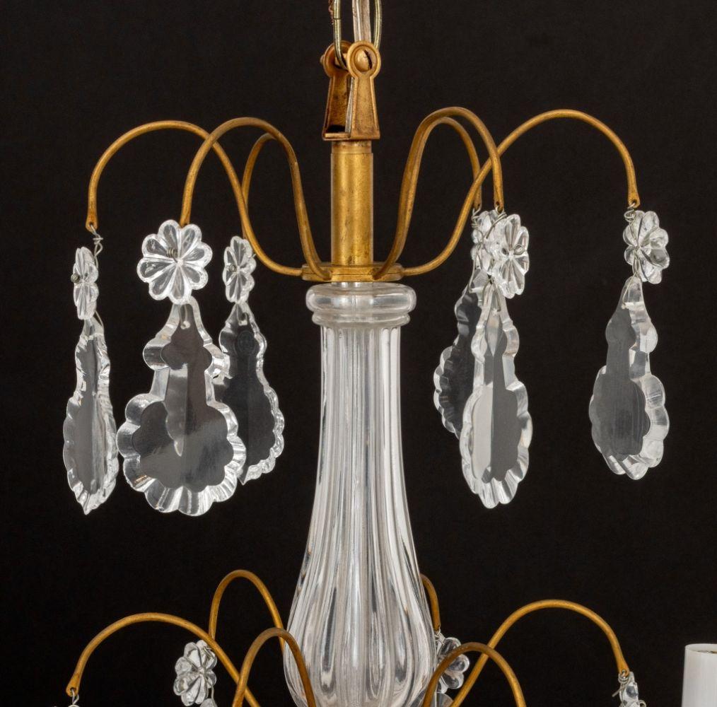 Doré Lustre italien à six lumières en métal doré et verre taillé en vente