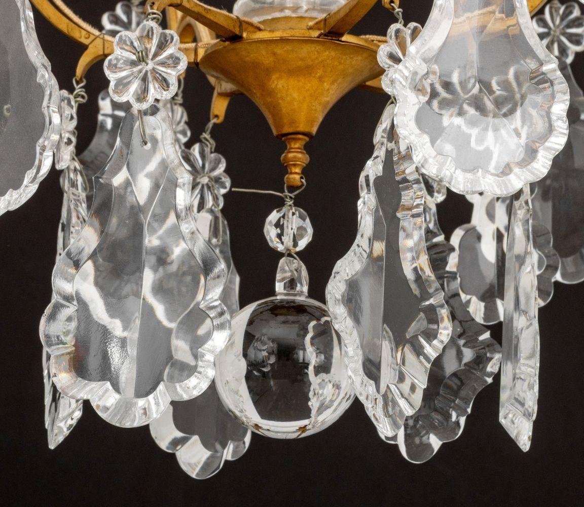 Lustre italien à six lumières en métal doré et verre taillé en vente 1