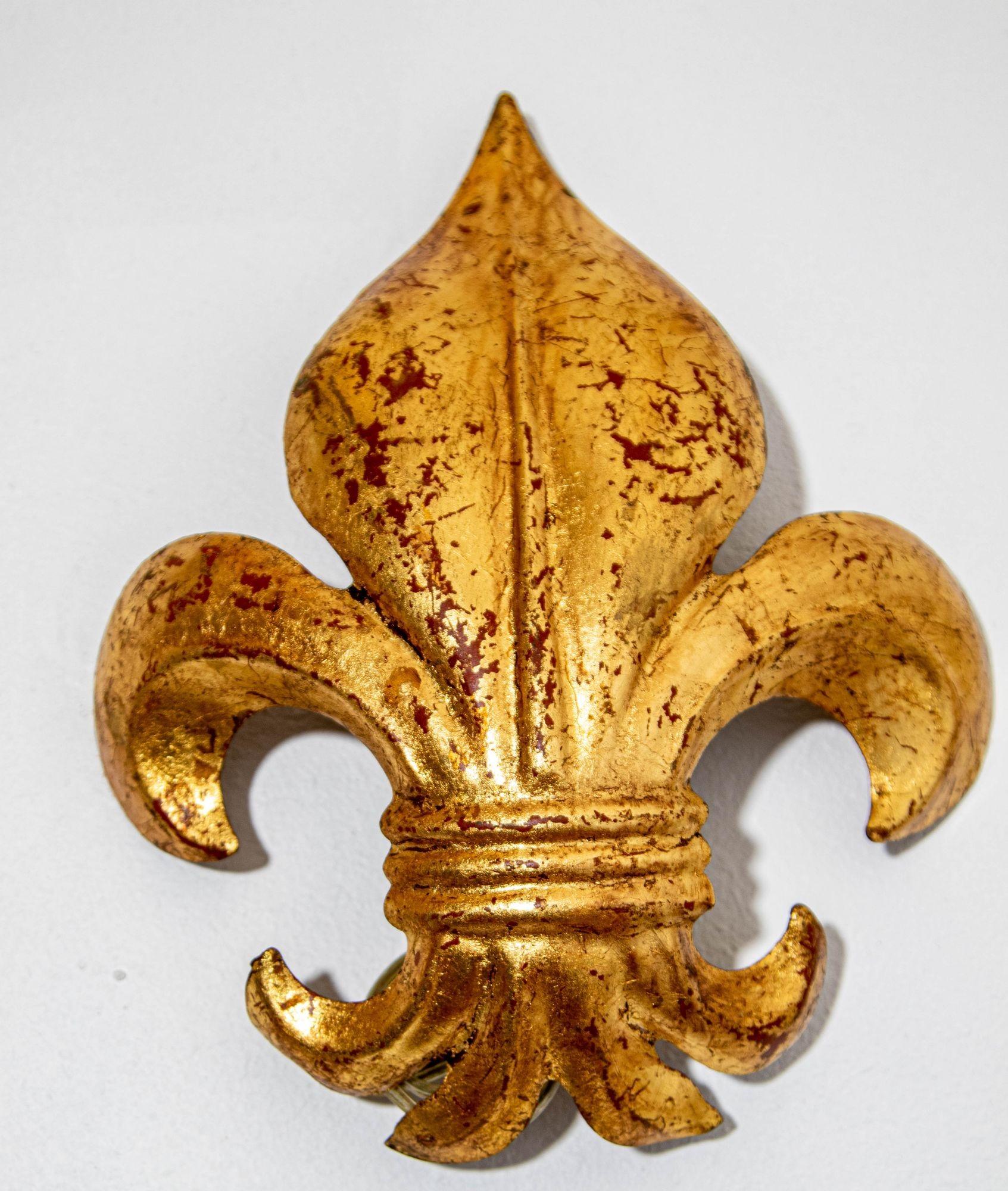Italienische Fleur-De-Lys-Murano-Wandleuchter aus vergoldetem Metall von S. Salvadori, Paar, ca. 1960er Jahre (Hollywood Regency) im Angebot