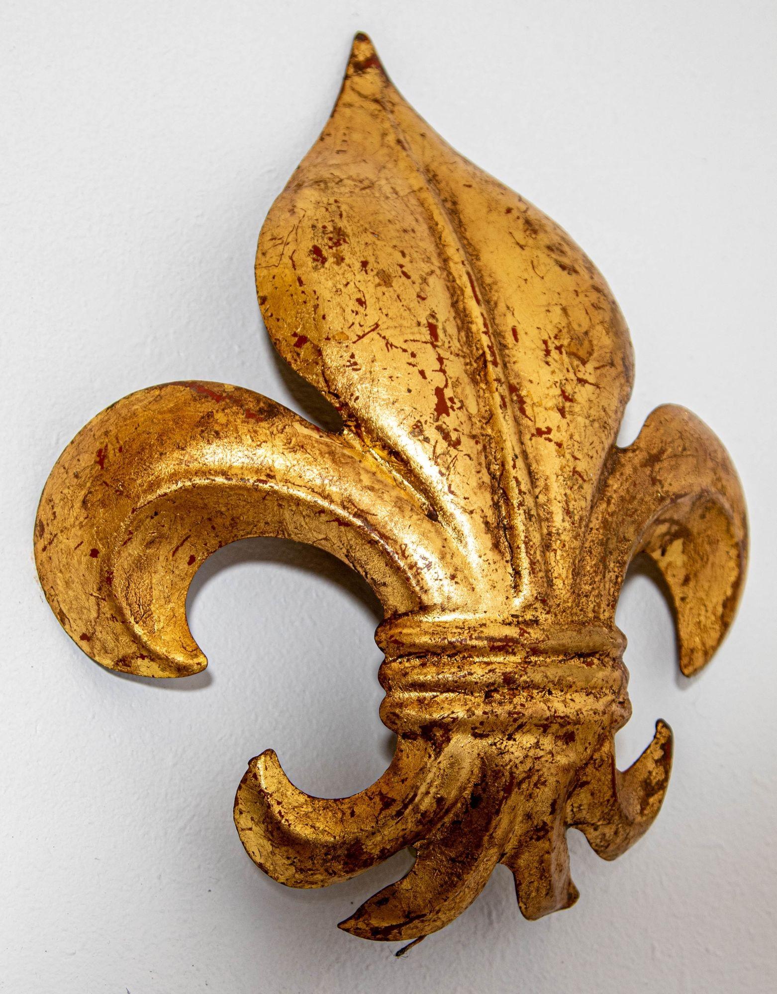 Italienische Fleur-De-Lys-Murano-Wandleuchter aus vergoldetem Metall von S. Salvadori, Paar, ca. 1960er Jahre (Vergoldet) im Angebot