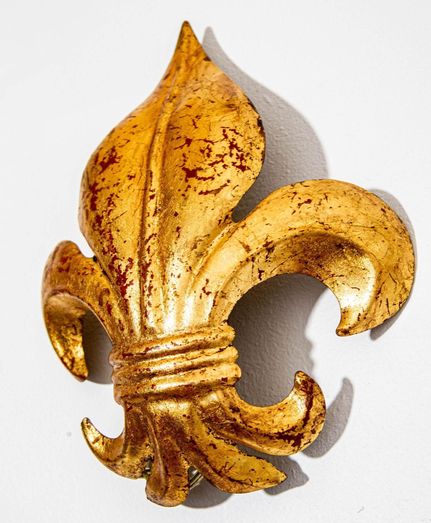 Italienische Fleur-De-Lys-Murano-Wandleuchter aus vergoldetem Metall von S. Salvadori, Paar, ca. 1960er Jahre im Zustand „Gut“ im Angebot in North Hollywood, CA