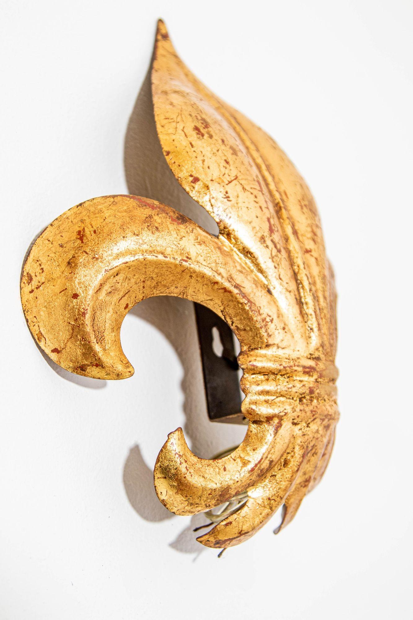 Italienische Fleur-De-Lys-Murano-Wandleuchter aus vergoldetem Metall von S. Salvadori, Paar, ca. 1960er Jahre (20. Jahrhundert) im Angebot