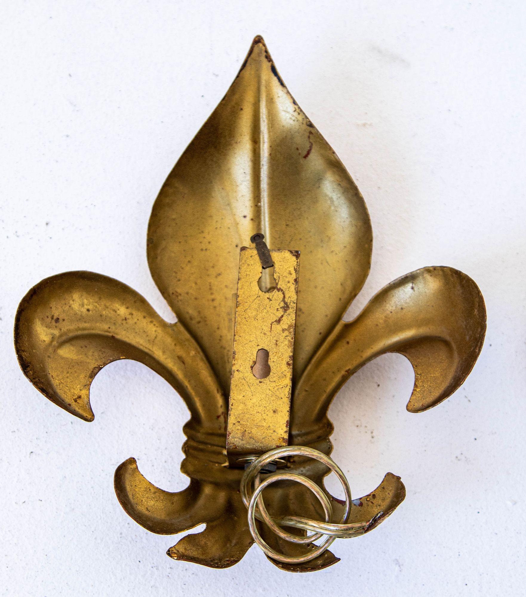 Italienische Fleur-De-Lys-Murano-Wandleuchter aus vergoldetem Metall von S. Salvadori, Paar, ca. 1960er Jahre im Angebot 3