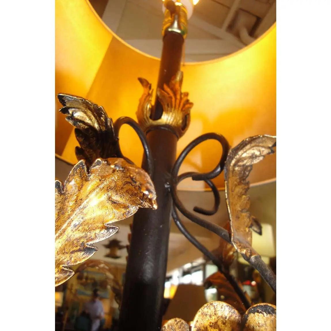 Hollywood Regency Lampes florales italiennes en métal doré en vente