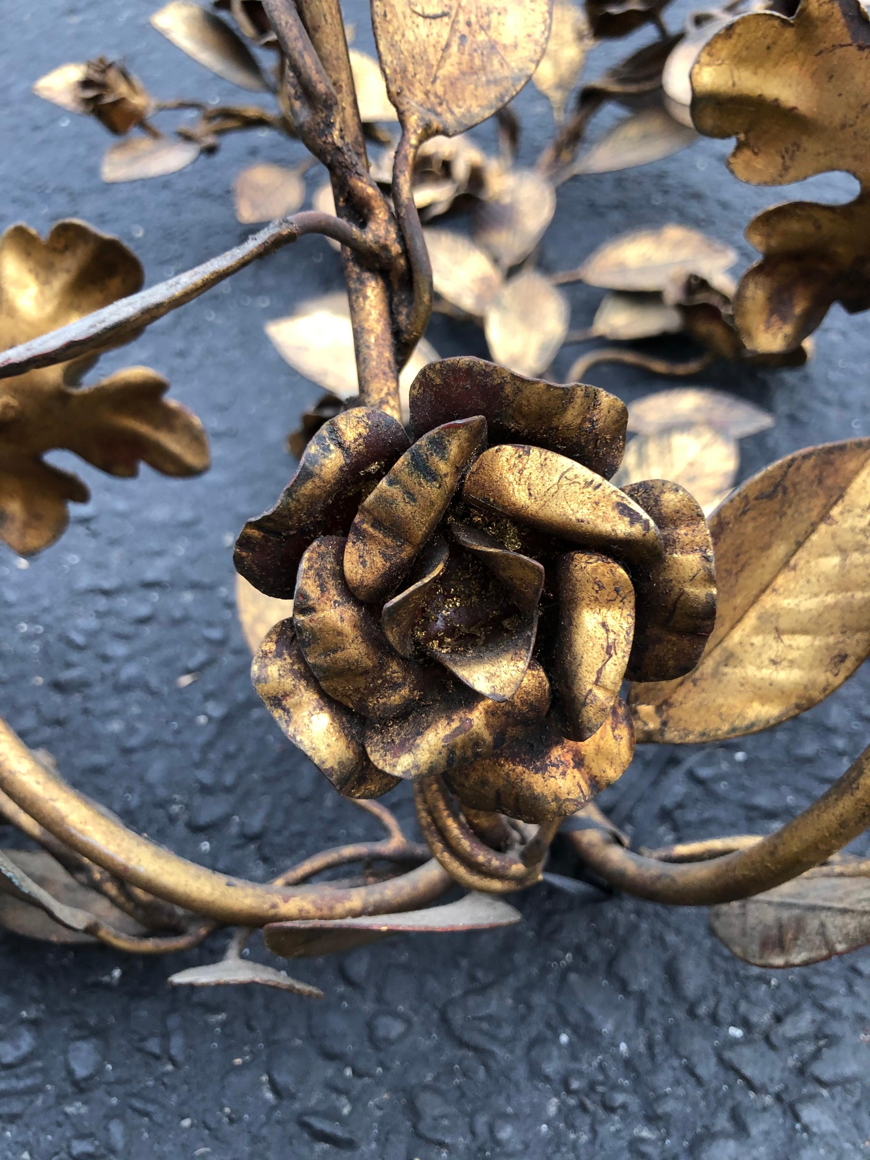 Italienischer vergoldeter Metall-Wandleuchter mit Blumen im Angebot 8