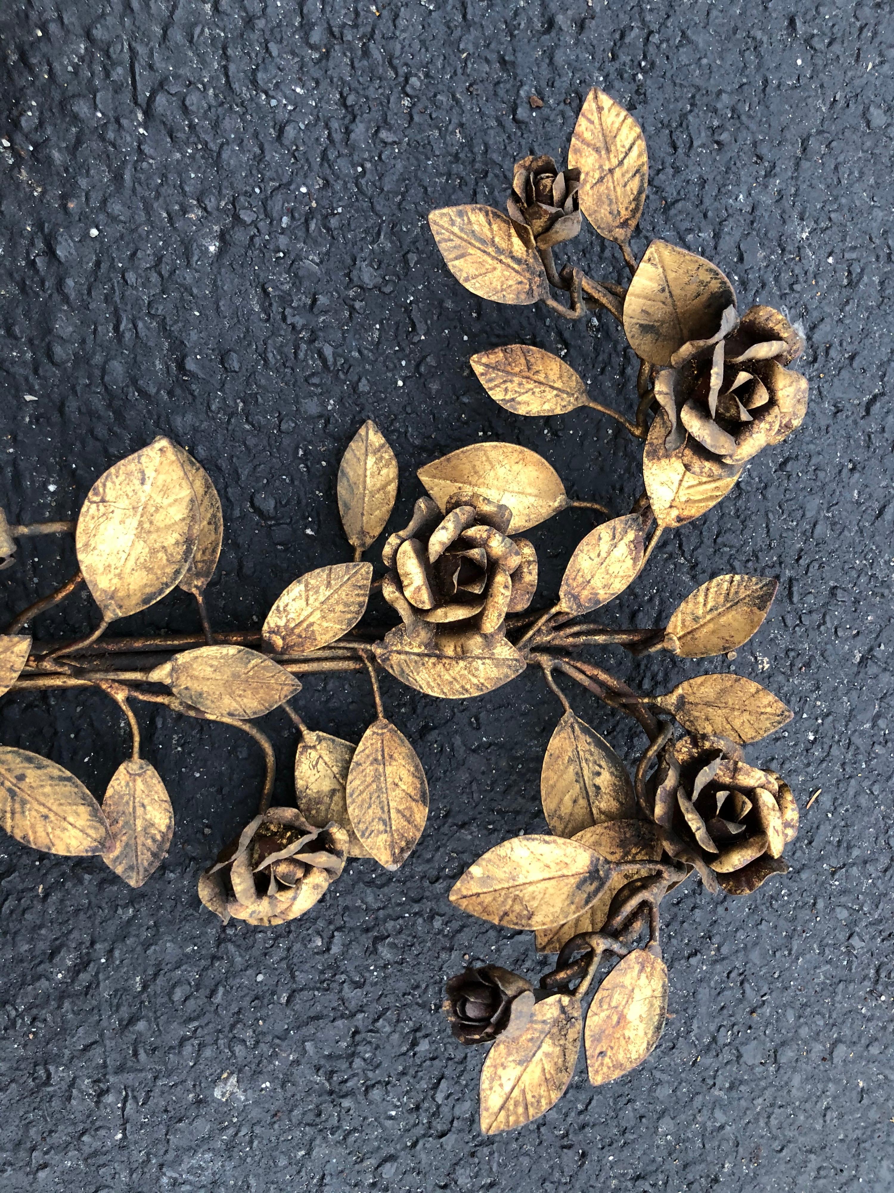 Italienischer vergoldeter Metall-Wandleuchter mit Blumen im Angebot 10