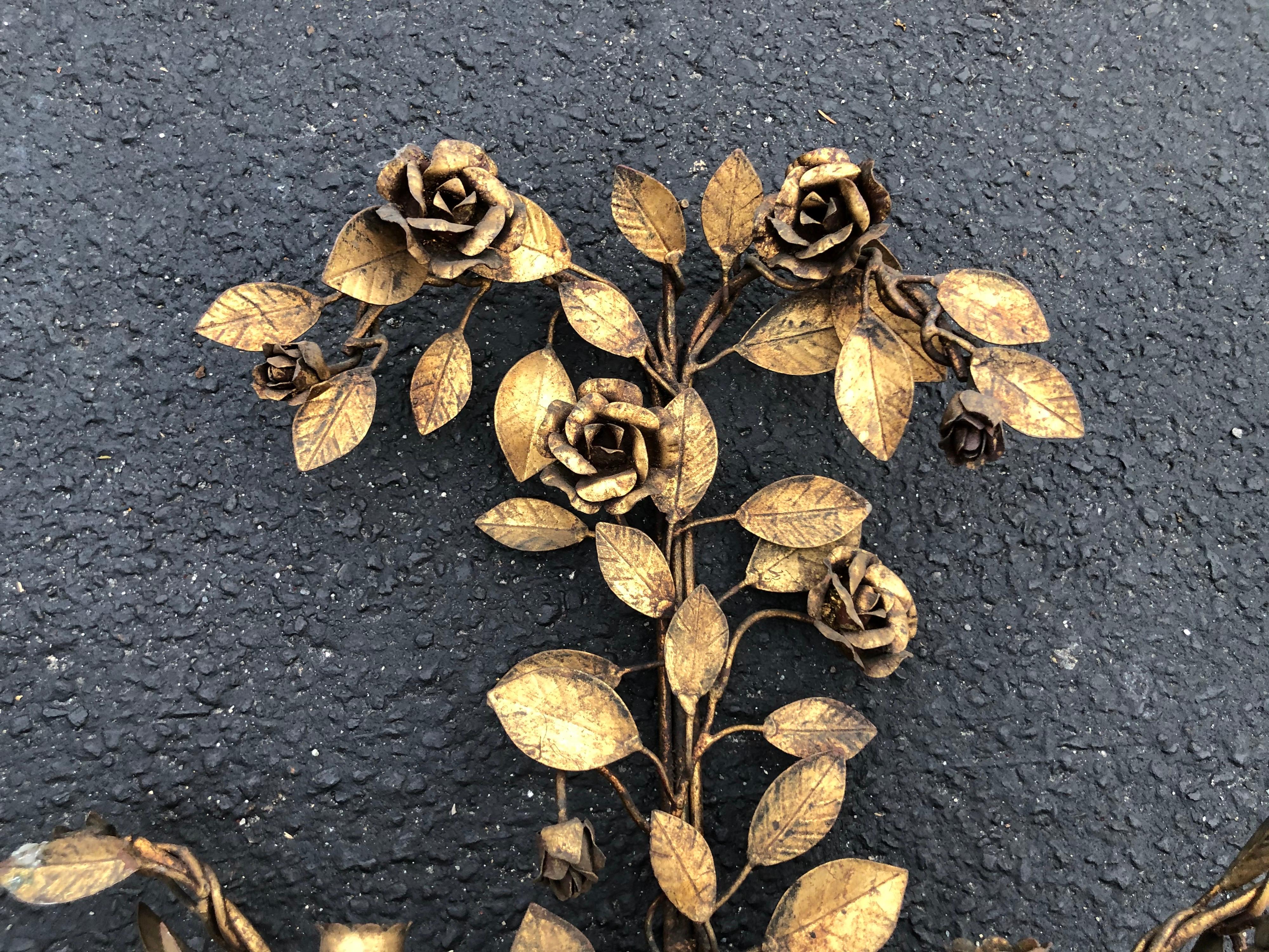 Doré Applique murale italienne à fleurs en métal doré en vente