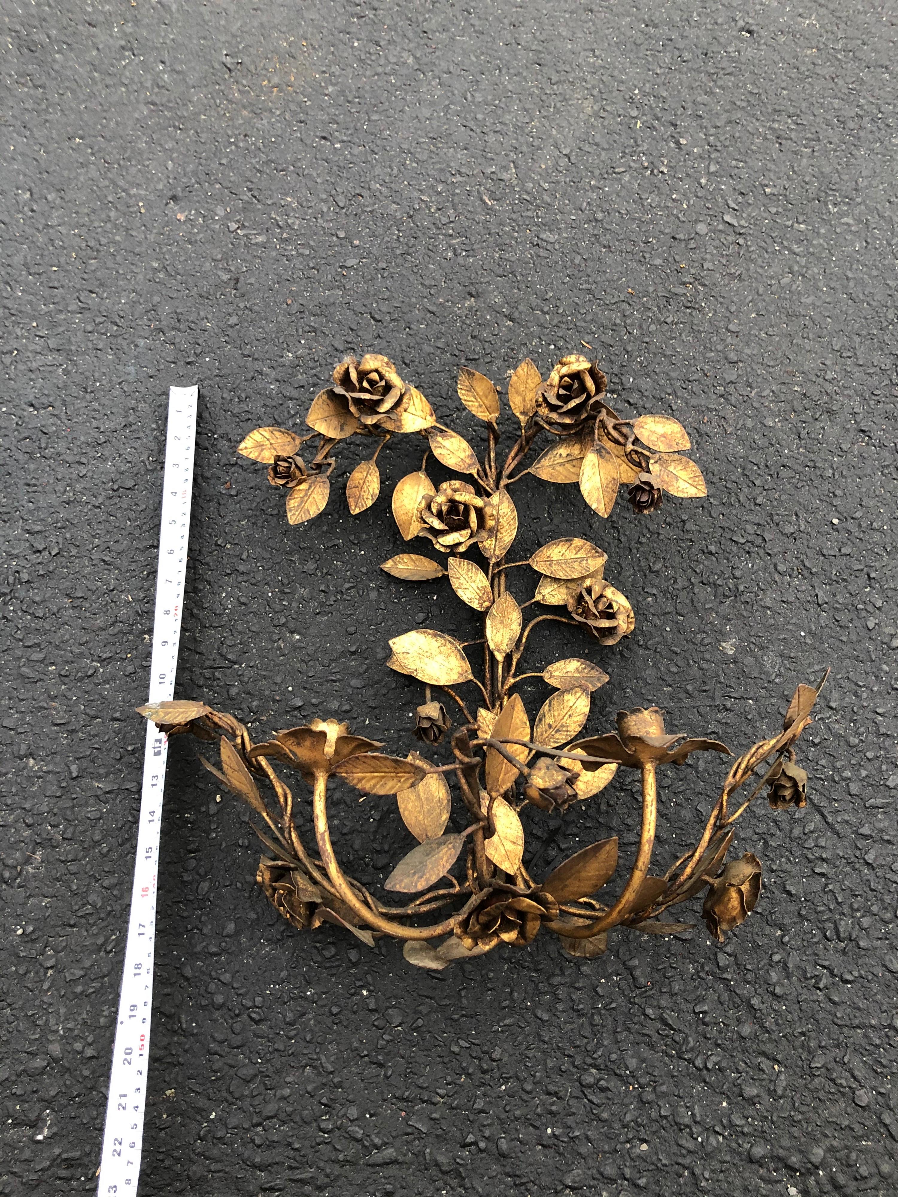 Italienischer vergoldeter Metall-Wandleuchter mit Blumen im Zustand „Hervorragend“ im Angebot in Redding, CT