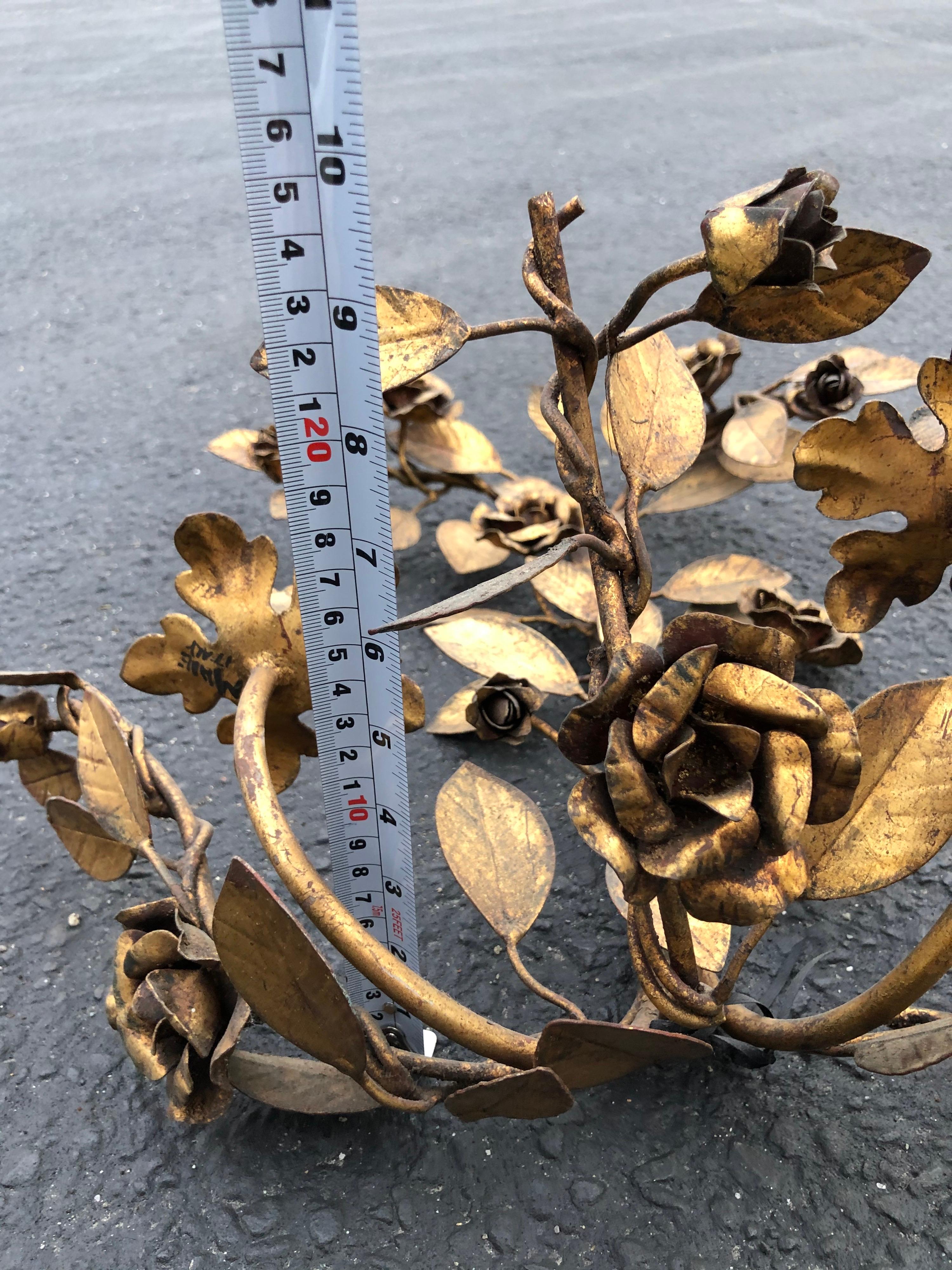 Italienischer vergoldeter Metall-Wandleuchter mit Blumen (Eisen) im Angebot