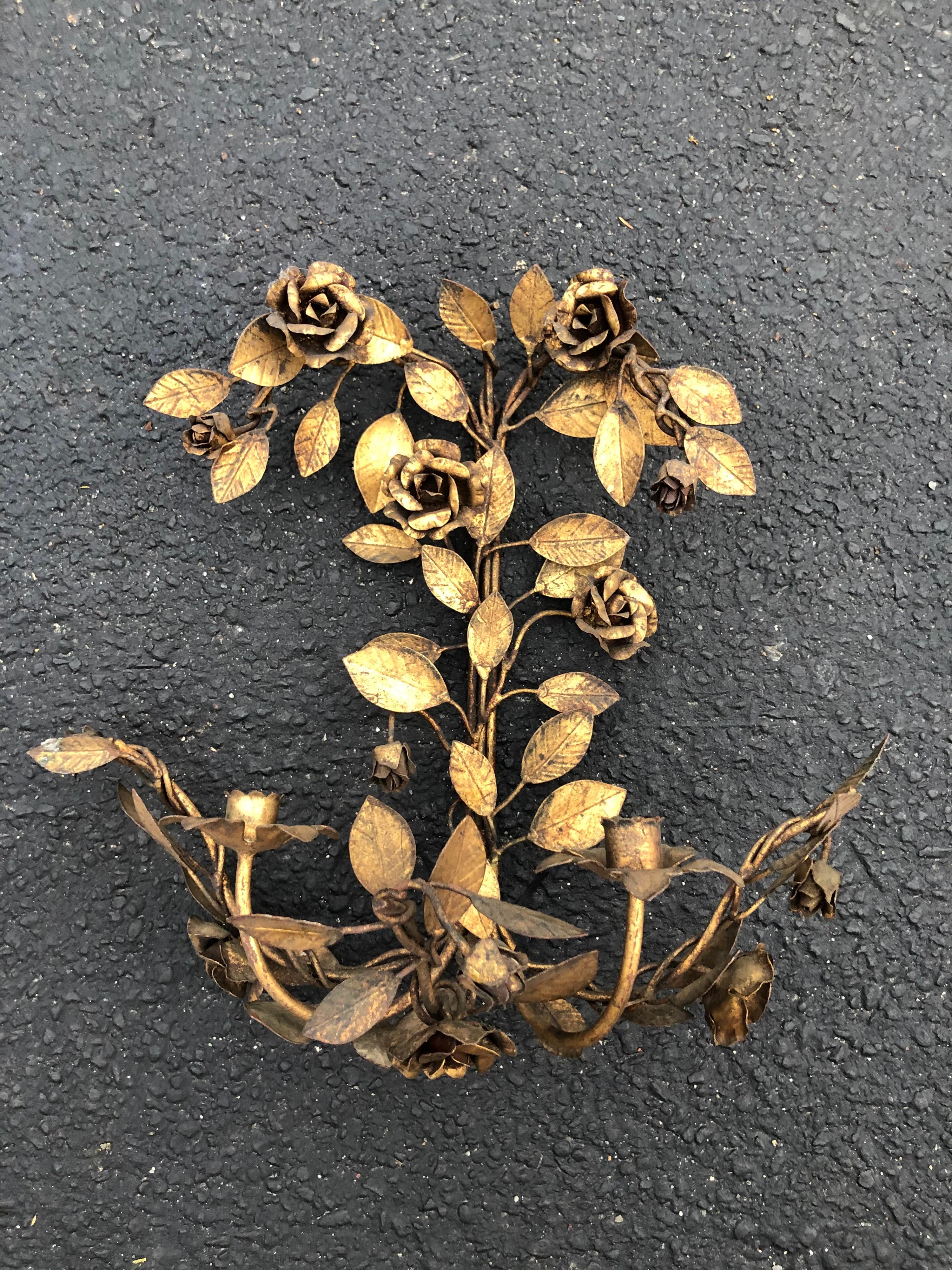 Italienischer vergoldeter Metall-Wandleuchter mit Blumen im Angebot 2