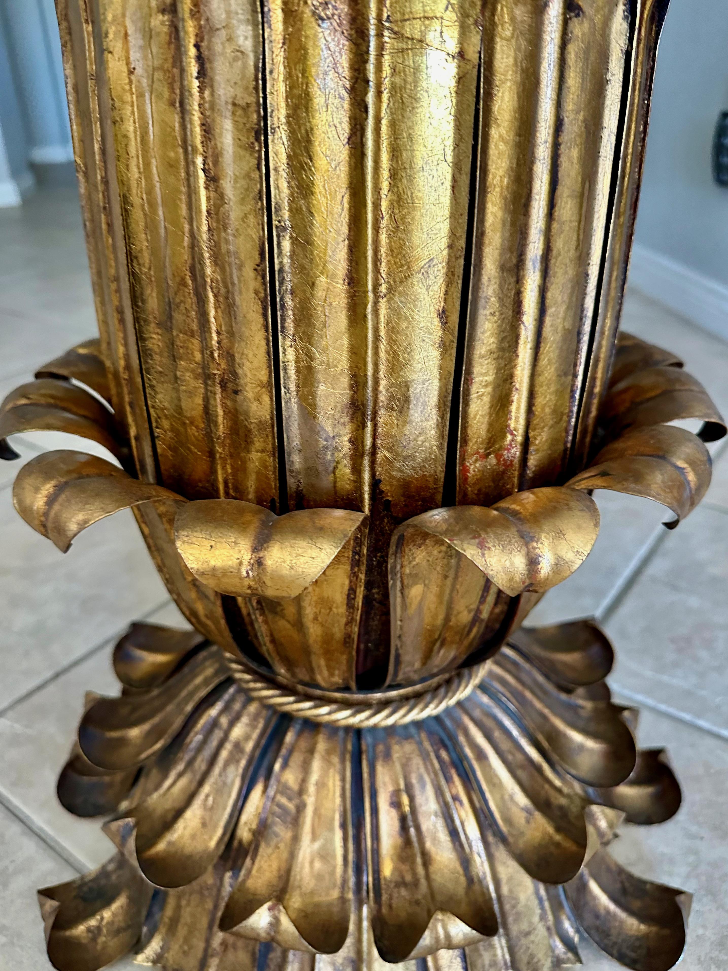 Table d'appoint italienne Hollywood Regency en métal doré en vente 7