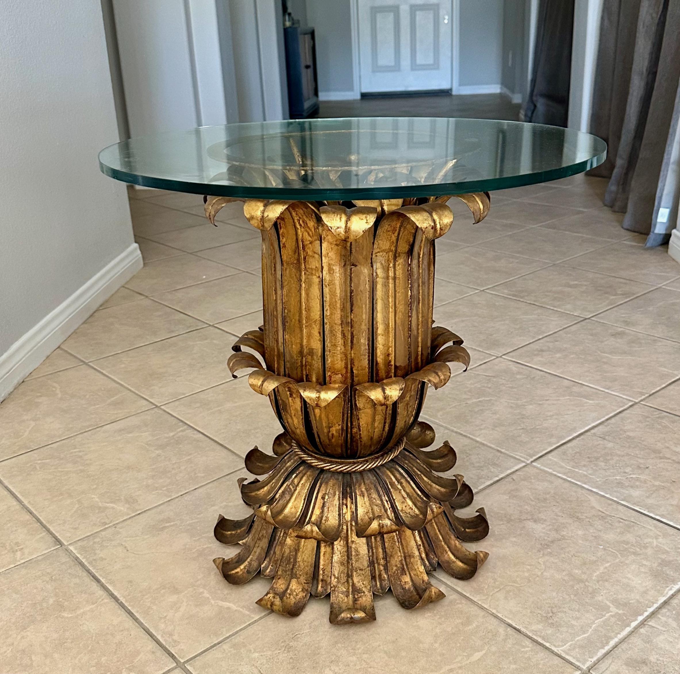 Table d'appoint en métal doré à panache en forme de feuille. Le métal doré présente une belle patine d'ancienneté. Le plateau en verre n'est pas inclus et peut facilement être acheté séparément. La base mesure 22,5