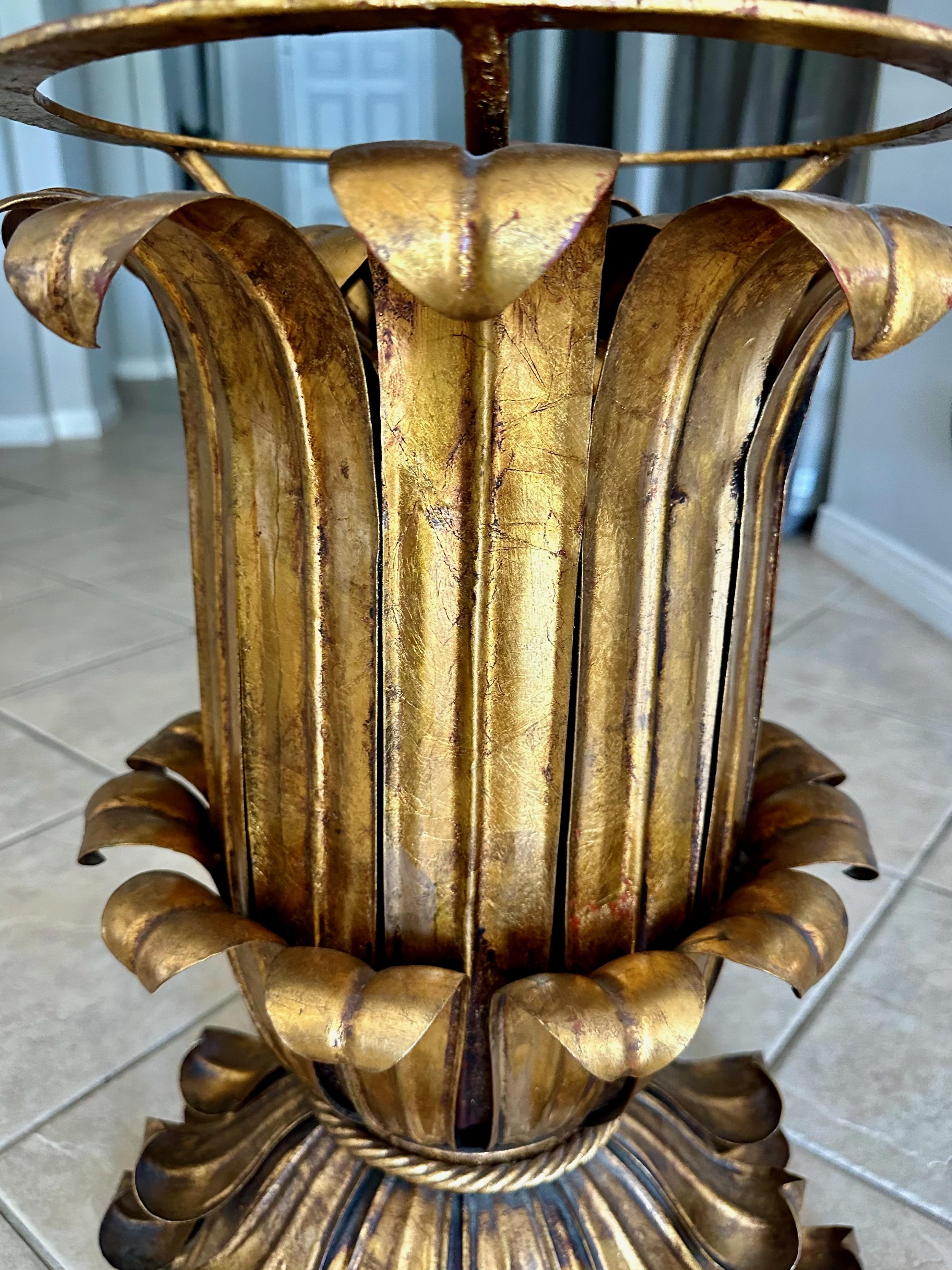 Table d'appoint italienne Hollywood Regency en métal doré en vente 1