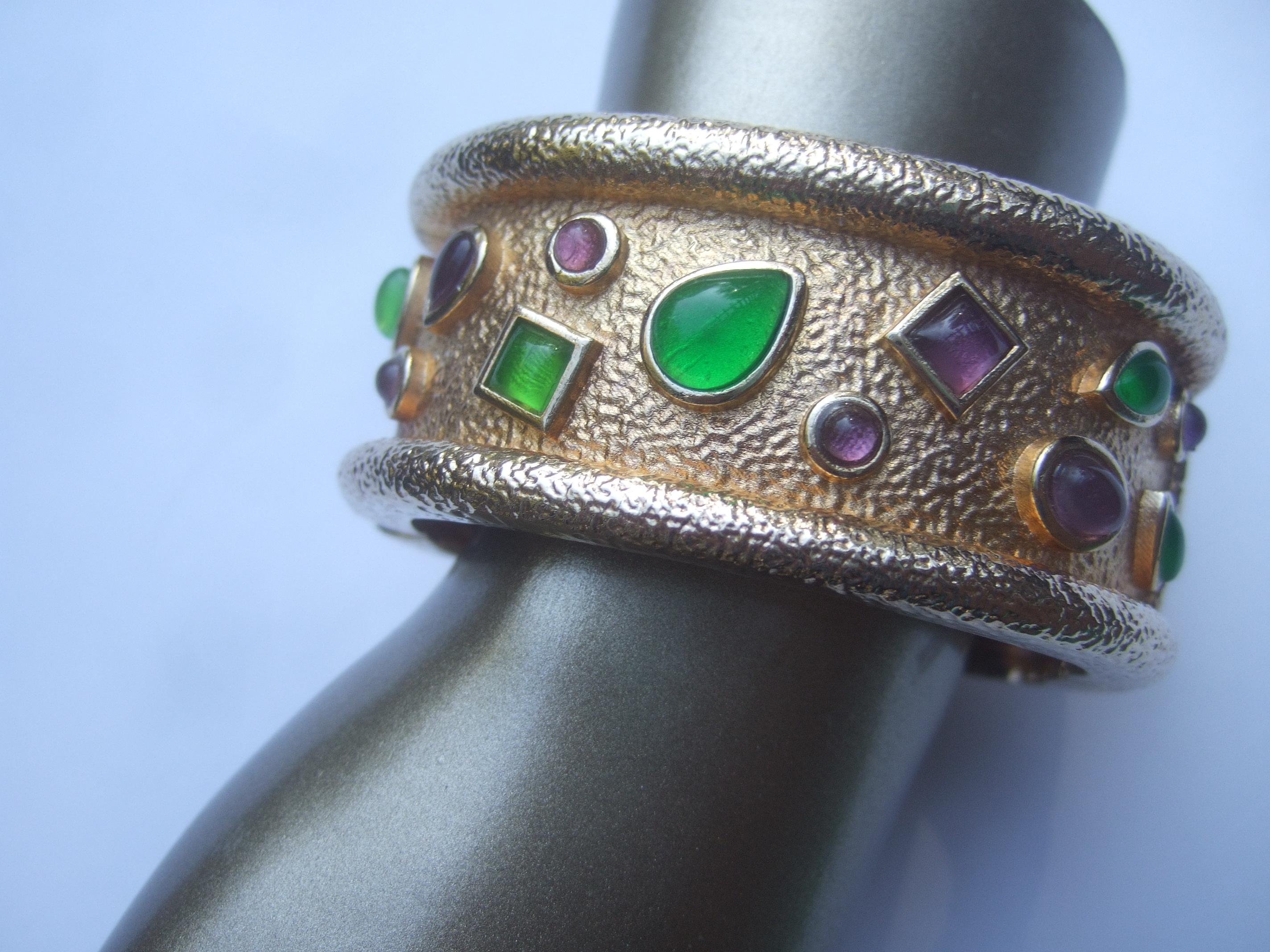 Italienisches Armband mit breitem Scharnier aus vergoldetem Metall mit Juwelen aus gegossenem Glas, um 1980er Jahre im Angebot 9