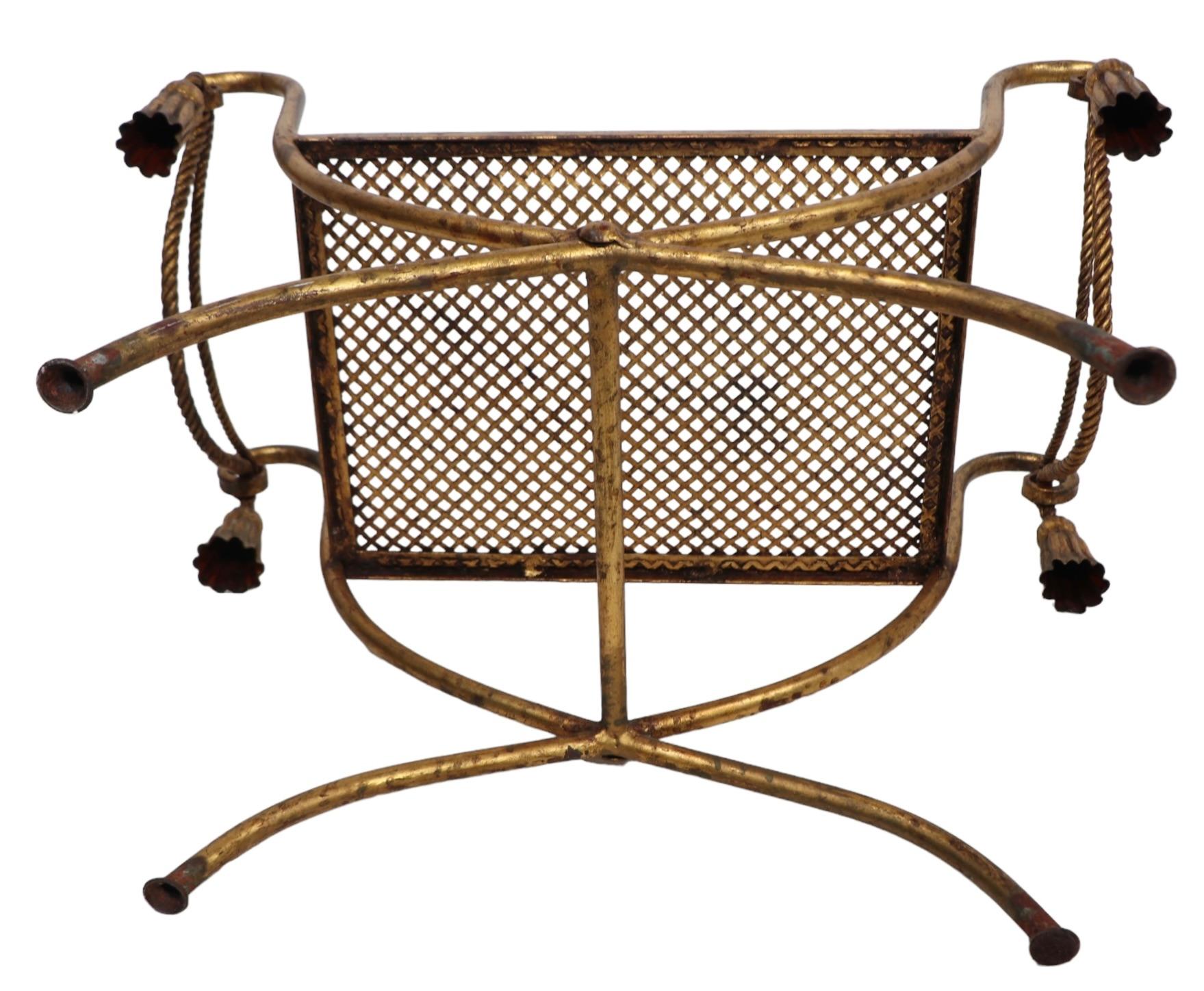 Otomana italiana de metal dorado Taburete de tocador Banco con cuerda de metal y  Borla en venta 4