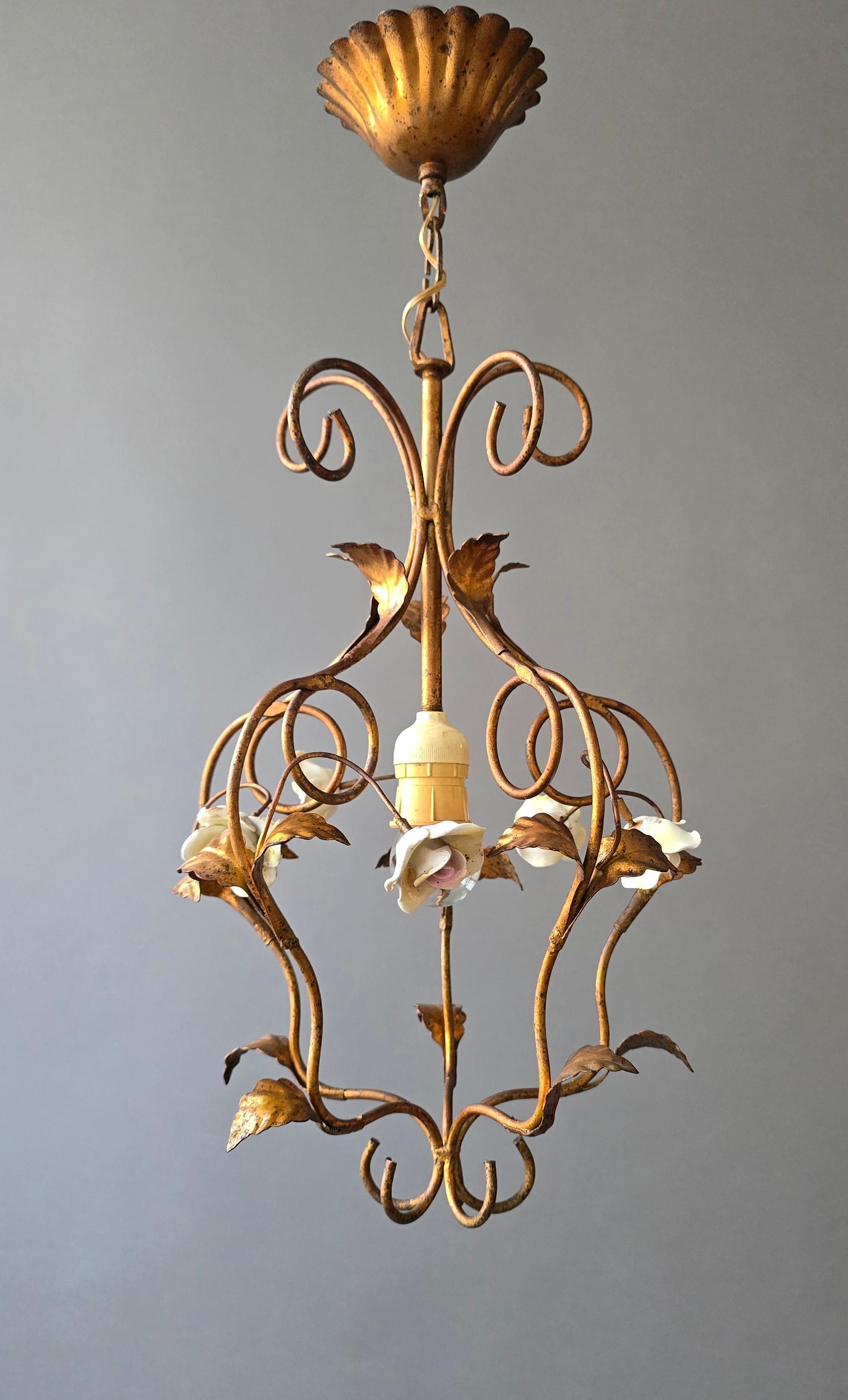 Italiano Ciondolo italiano in metallo dorato con rose di porcellana, anni '50 in vendita