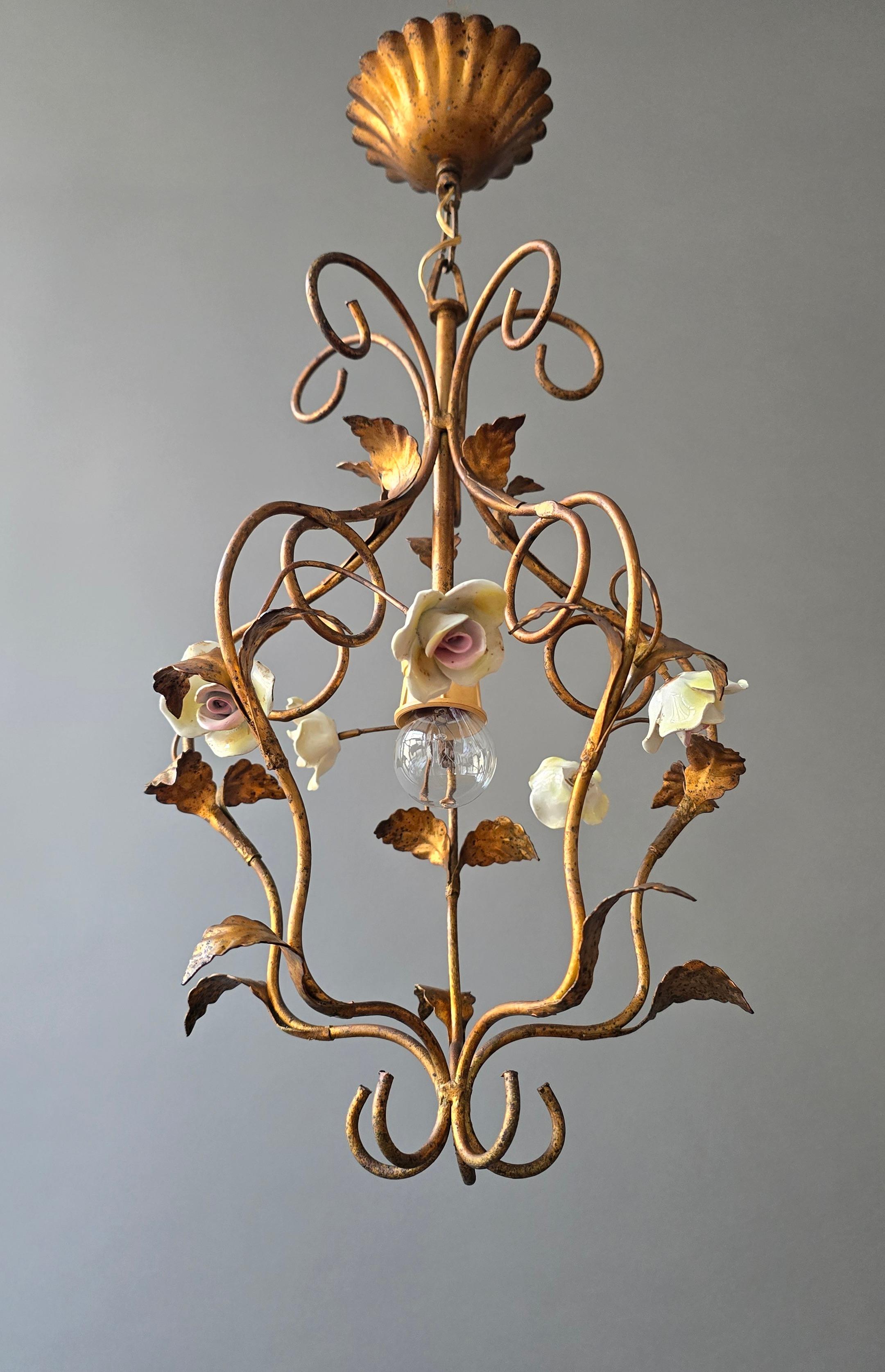 Ciondolo italiano in metallo dorato con rose di porcellana, anni '50 In condizioni buone in vendita a Antwerp, BE