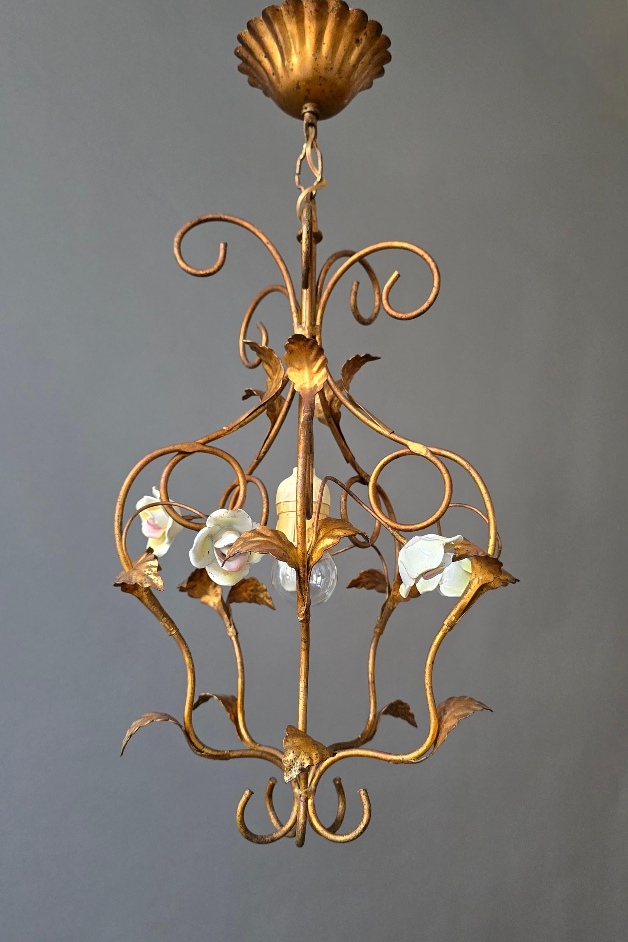 XX secolo Ciondolo italiano in metallo dorato con rose di porcellana, anni '50 in vendita