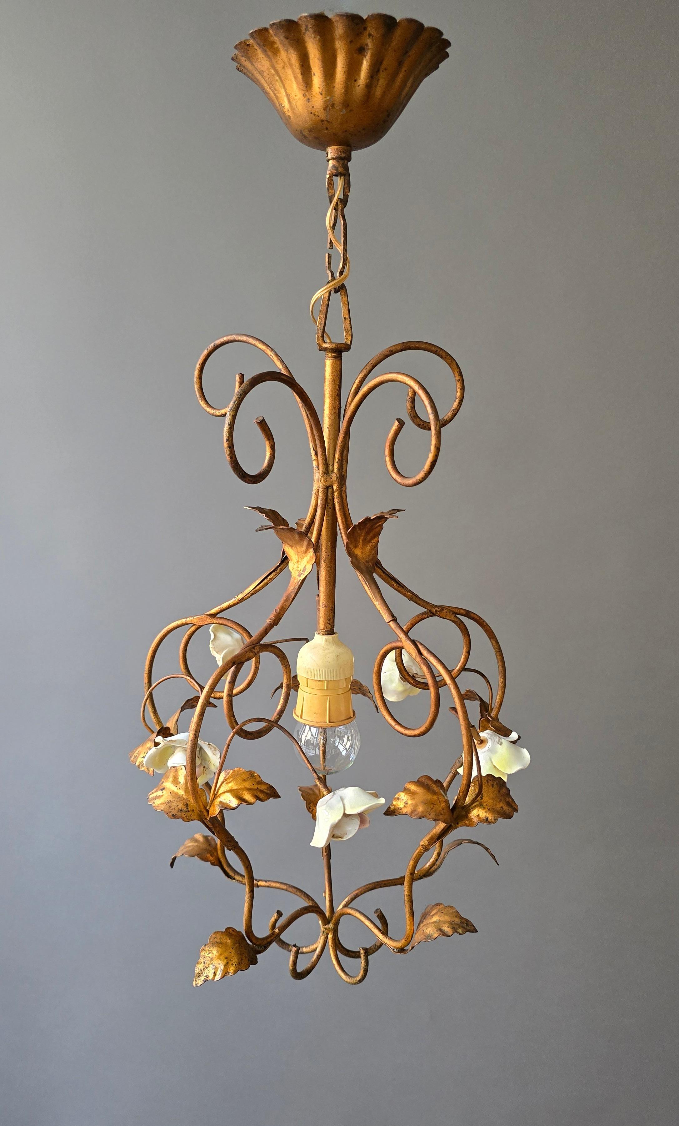 Ottone Ciondolo italiano in metallo dorato con rose di porcellana, anni '50 in vendita