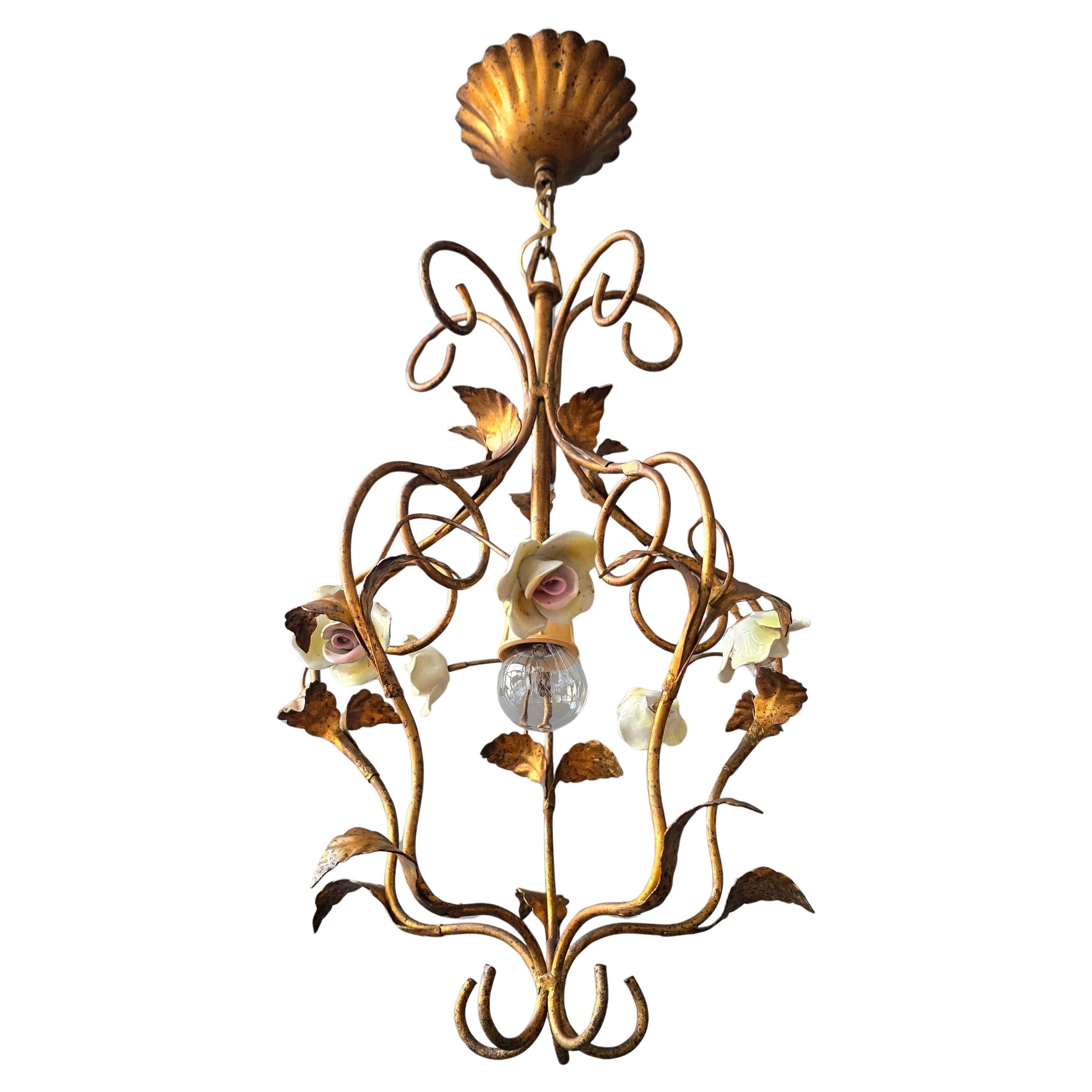 Ciondolo italiano in metallo dorato con rose di porcellana, anni
50