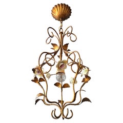 Ciondolo italiano in metallo dorato con rose di porcellana, anni
50