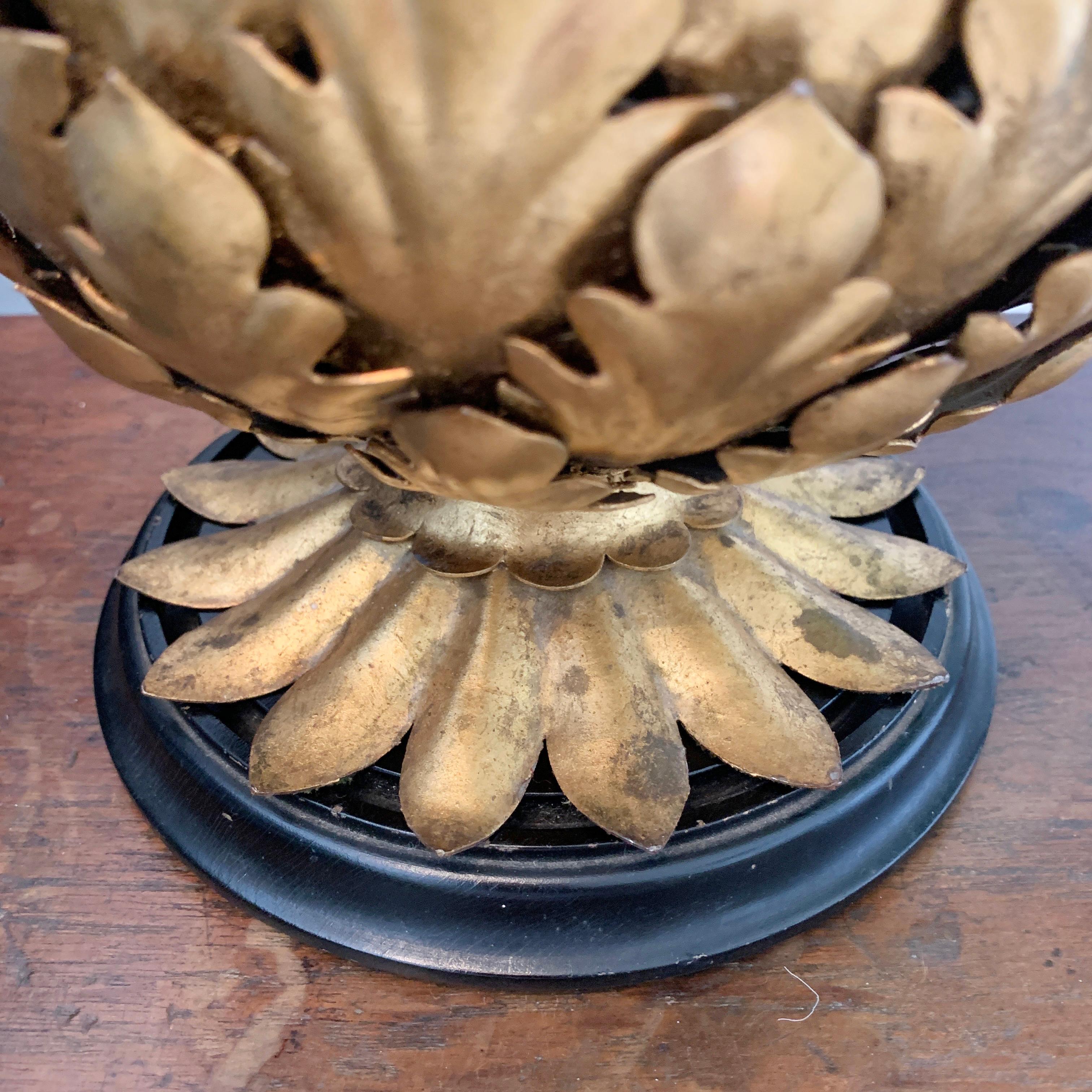 Italian Gold Metal Pineapple Table Lamp 1950’s In Good Condition For Sale In Hastings, GB