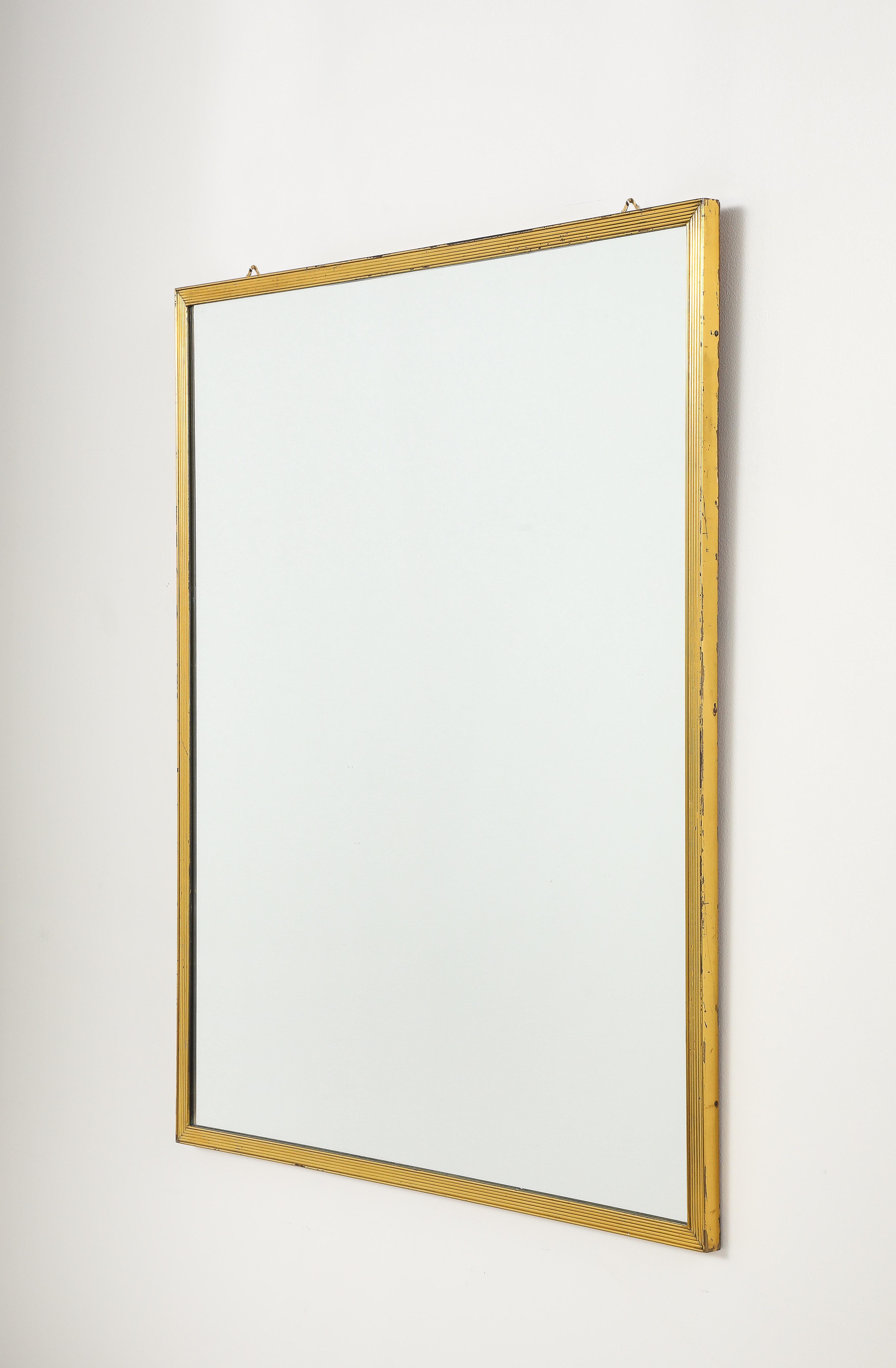 Italiano Specchio italiano a coste in metallo dorato, circa 1970 in vendita