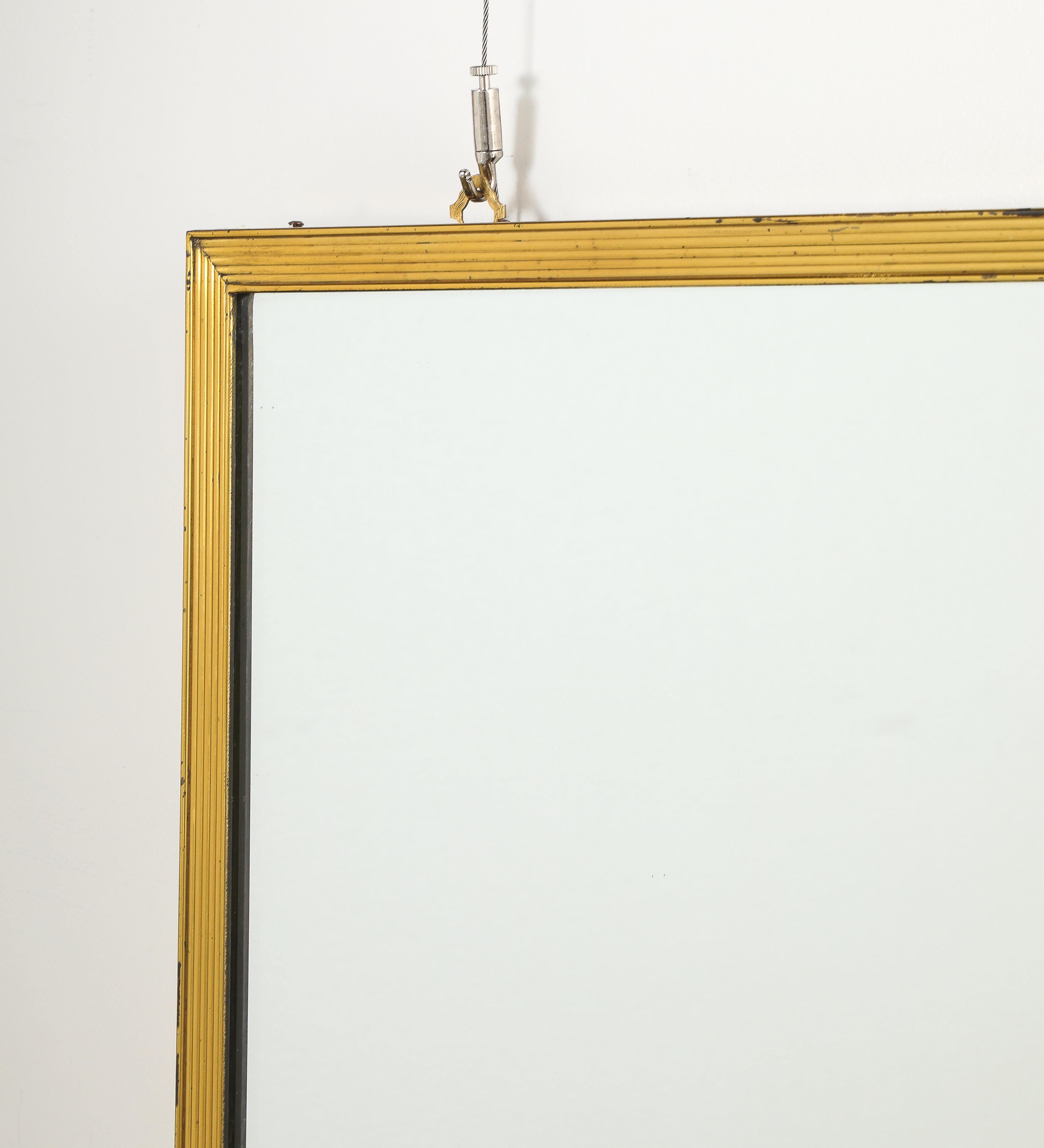 Metallo Specchio italiano a coste in metallo dorato, circa 1970 in vendita