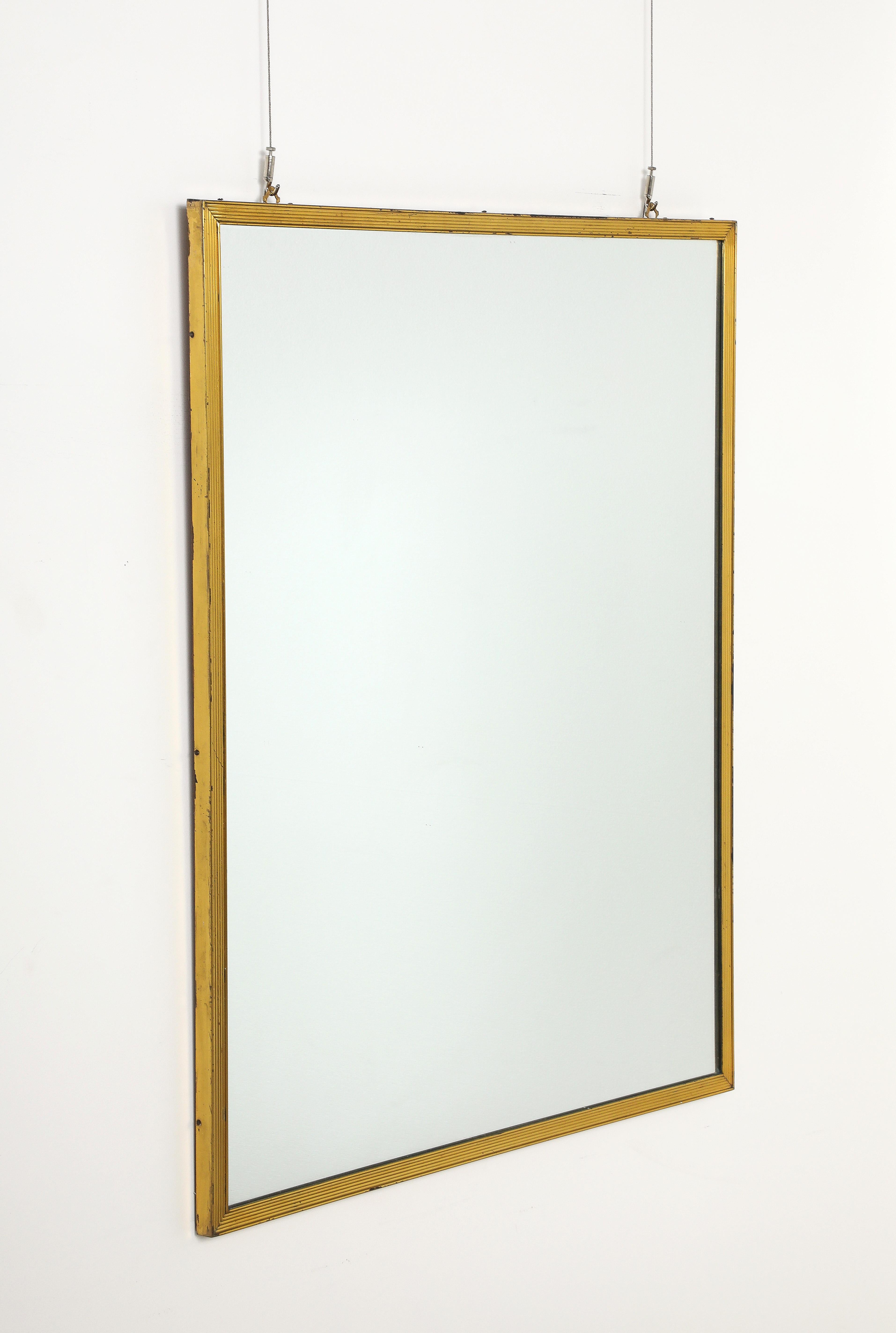 Specchio italiano a coste in metallo dorato, circa 1970 in vendita 2