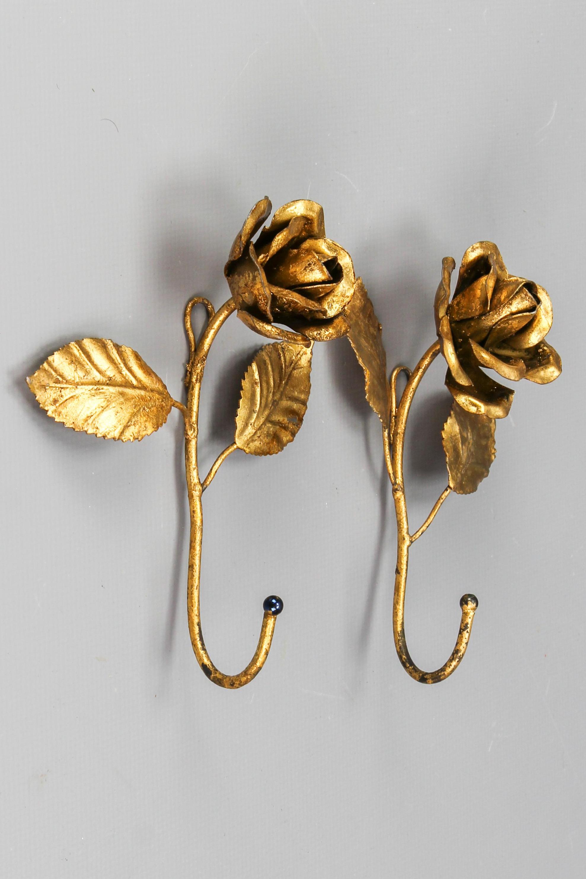 Italian gilt metal rose-shaped coat hooks, a pair, the 1960s
A pair of beautiful Hollywood Regency-style gilt metal coat hooks in the shape of roses.
Dimensions: height: 17 cm / 6.7 in; width: 10 cm / 3.93 in; depth: 4.5 cm / 1.77 in.
In good