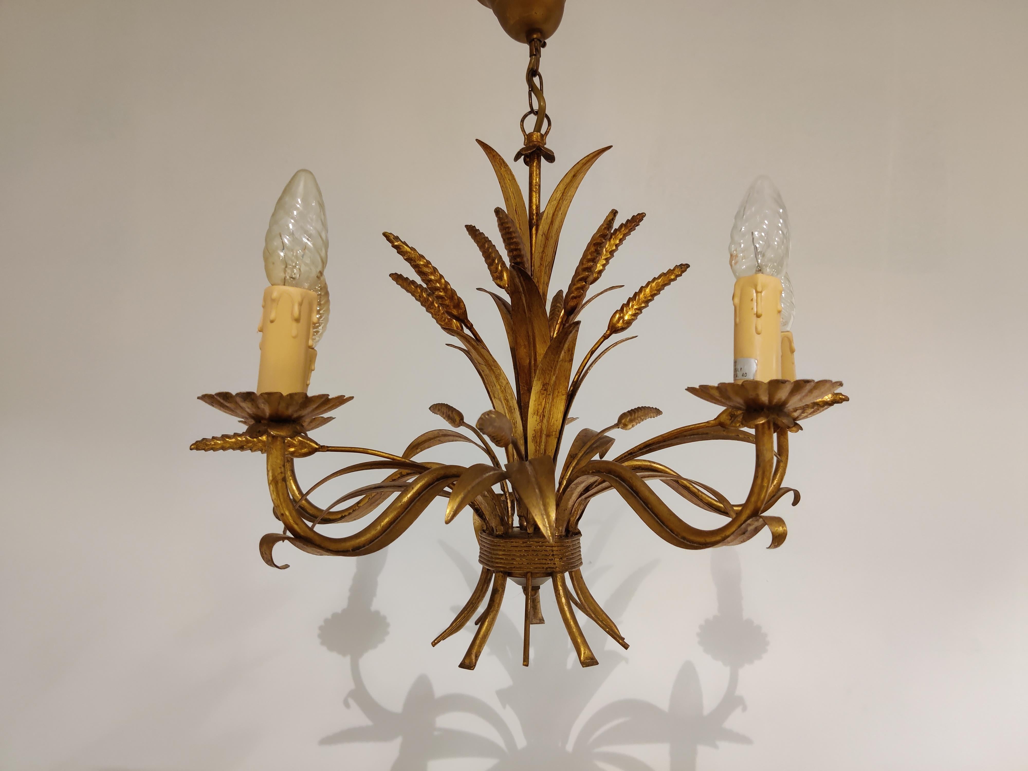 Classic gilt metal sheaf of wheat design chandelier

This chandelier has four light points.

The light armatures and decoration are bound at the bottom by gilt metal twine.

The light bobéches are stylized flowers.

1960s, Italy

Measures: