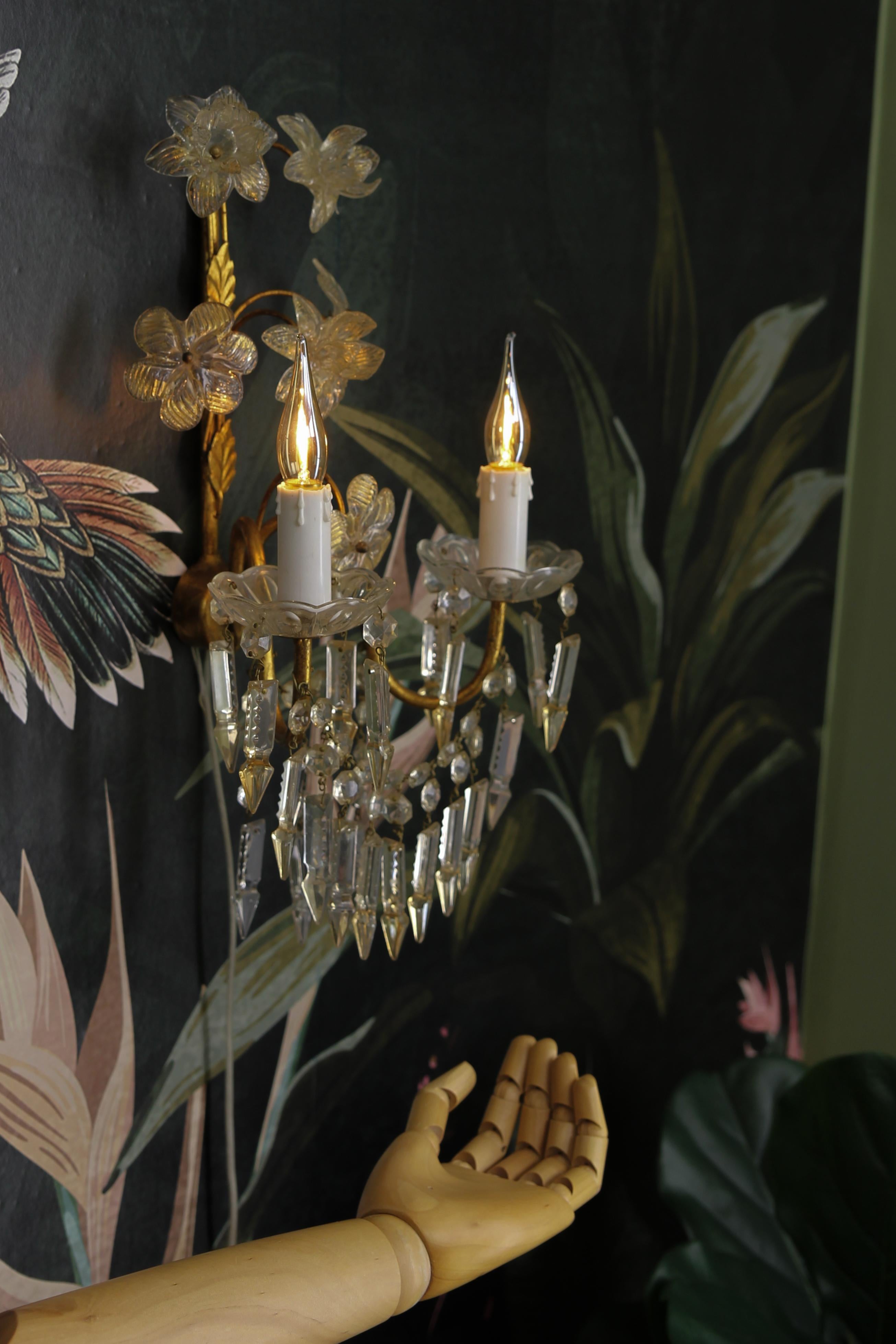 Zweiflammiger italienischer Wandleuchter aus vergoldetem Metall mit Kristallglas-Blumen und Prismen im Angebot 3
