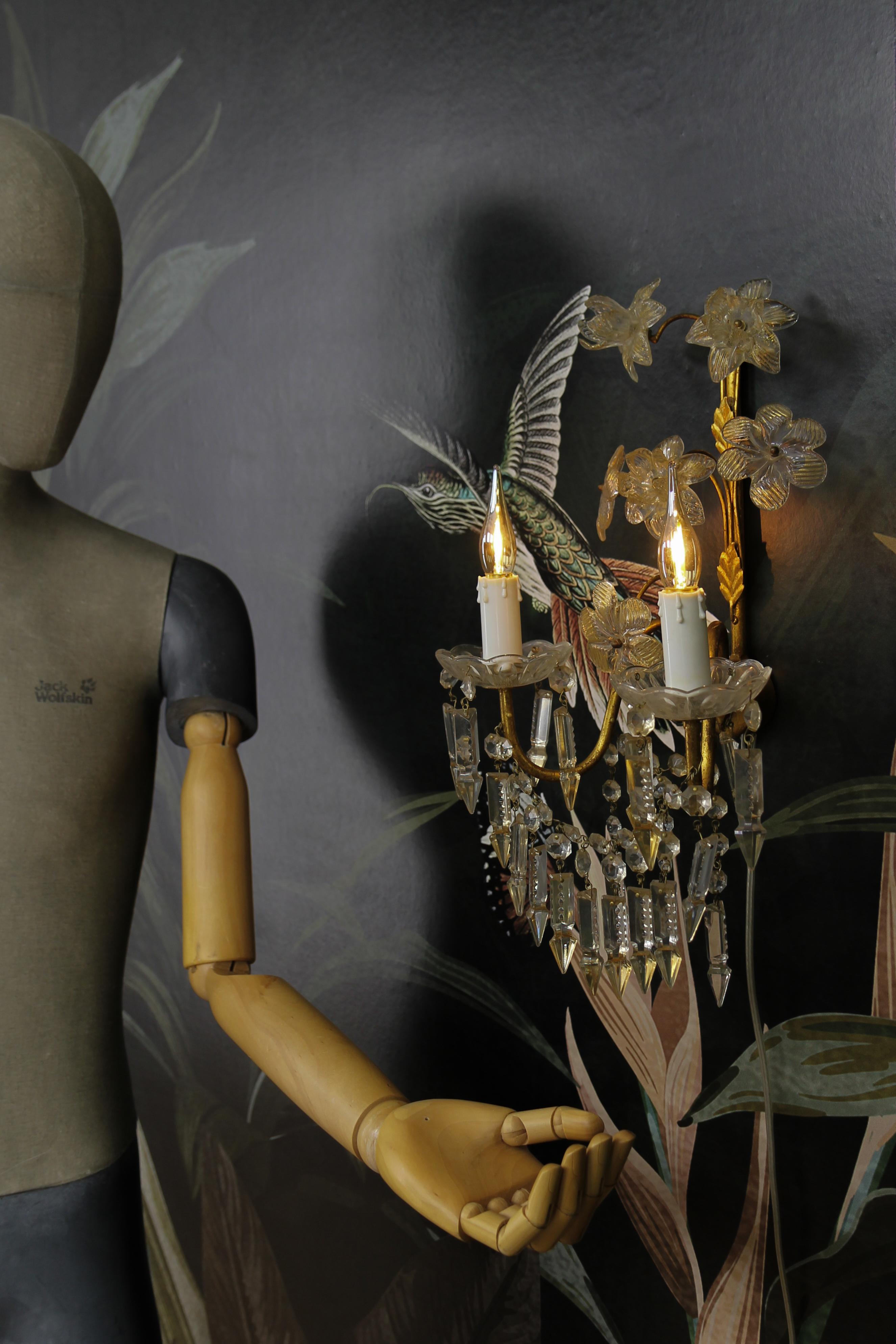 Zweiflammiger italienischer Wandleuchter aus vergoldetem Metall mit Kristallglas-Blumen und Prismen im Angebot 4