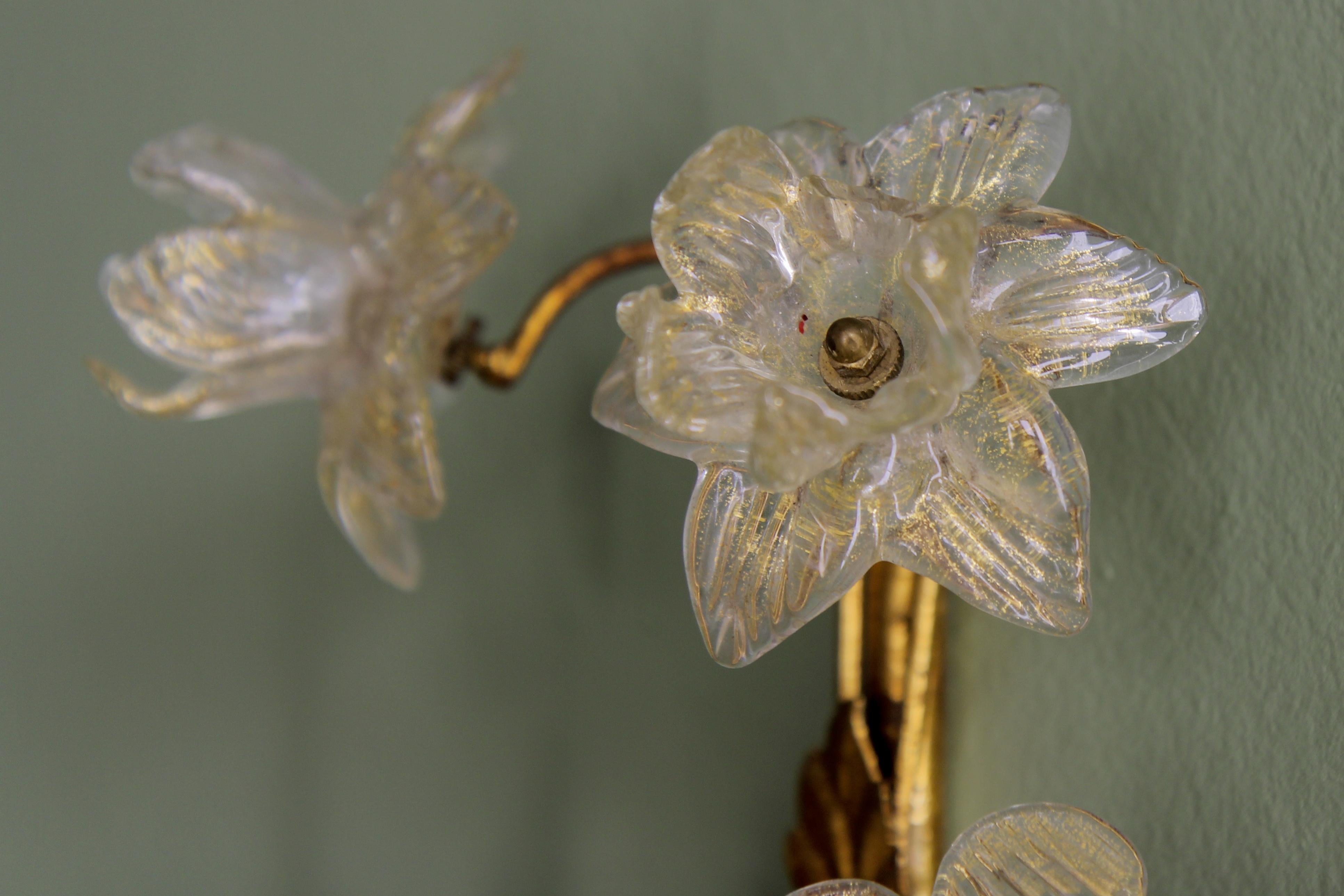 Zweiflammiger italienischer Wandleuchter aus vergoldetem Metall mit Kristallglas-Blumen und Prismen im Angebot 8