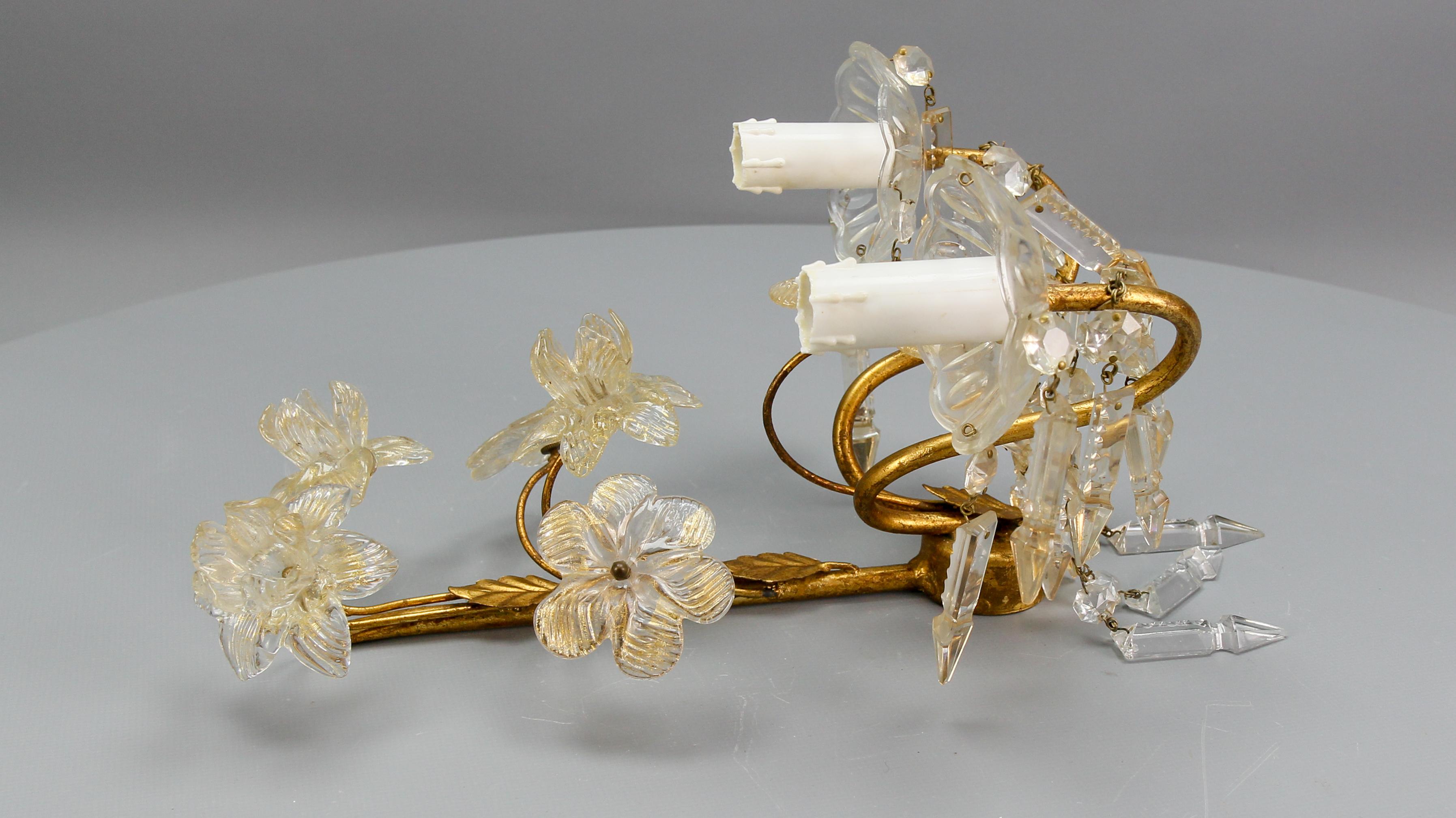 Zweiflammiger italienischer Wandleuchter aus vergoldetem Metall mit Kristallglas-Blumen und Prismen im Angebot 13