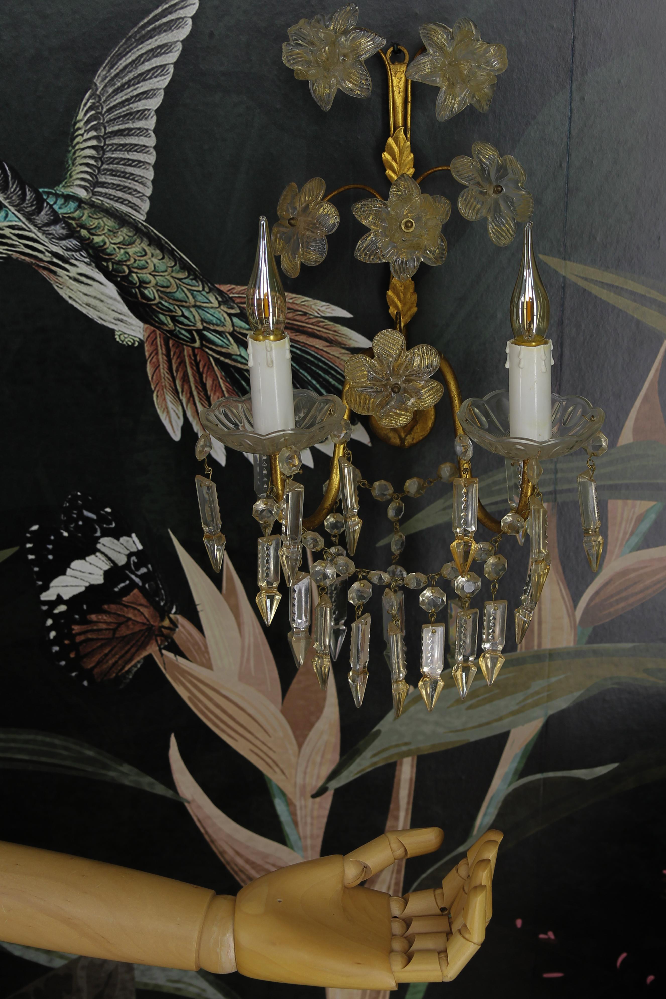 Zweiflammiger italienischer Wandleuchter aus vergoldetem Metall mit Kristallglas-Blumen und Prismen (Italienisch) im Angebot