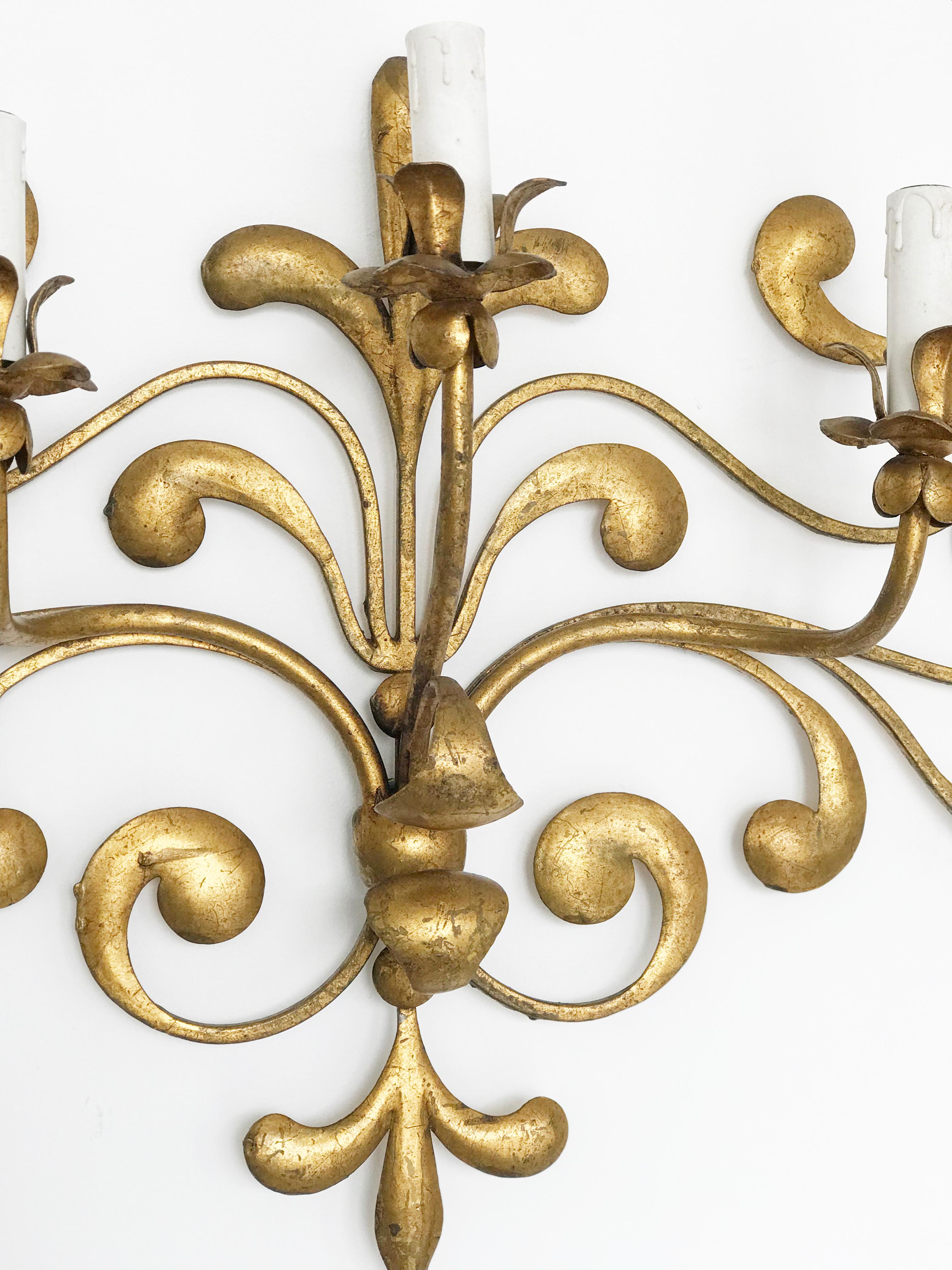 A single statement scrolling gilt metal wall light from Italy, circa 1950. Triple sconce for a bright and luxurious feel.
Recently re-wired in UK.