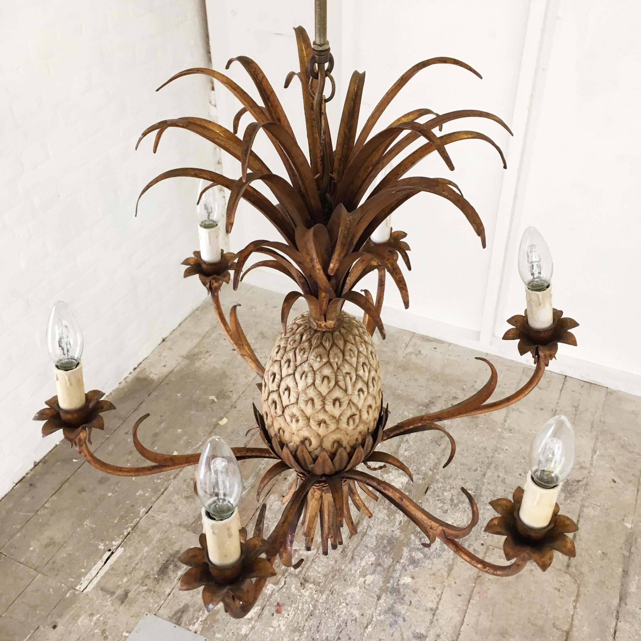 Italian Gilt Pineapple Tole Chandelier, circa 1950s In Good Condition In Hastings, GB