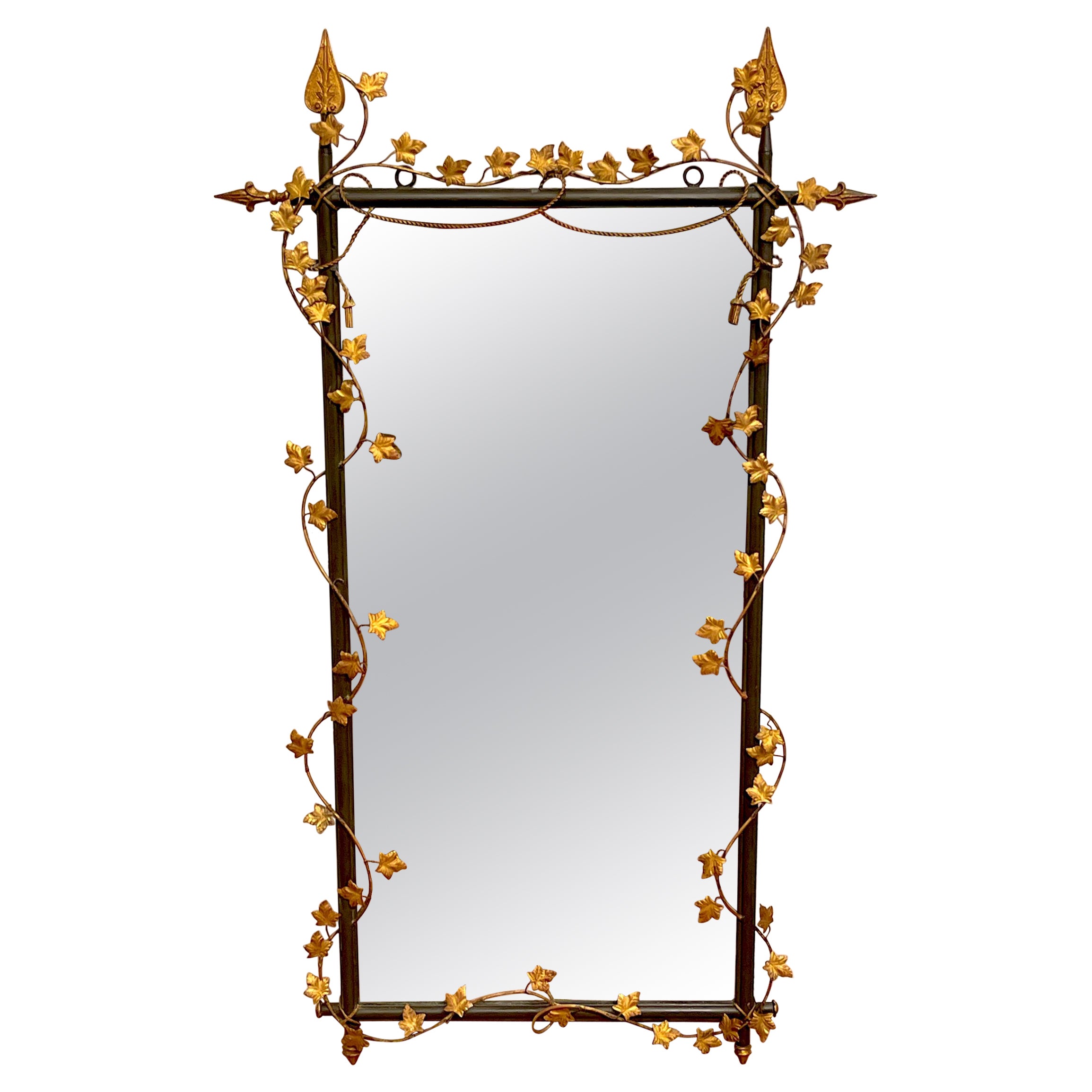 Miroir italien néoclassique doré et polychromé à motif de treillis et de vignes en tôle