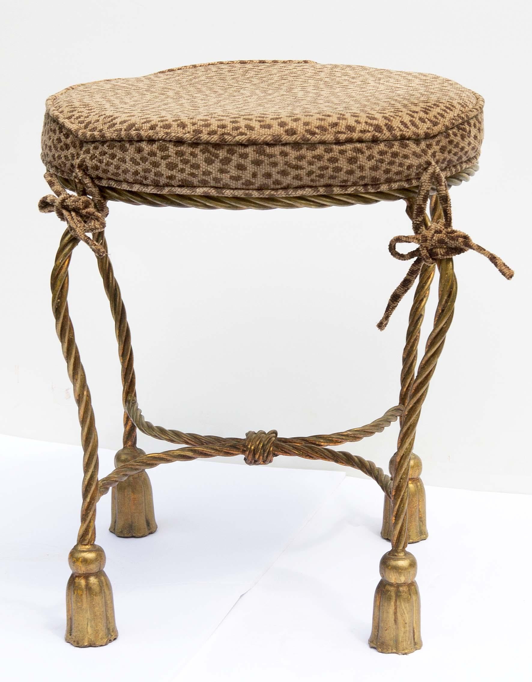 Vintage gilt metal rope and tassel vanity stool. Leopard print cushion. Hollywood regency. Circa 1960's. Please, contact us for shipping options.
Presented by Joseph Dasta Antiques