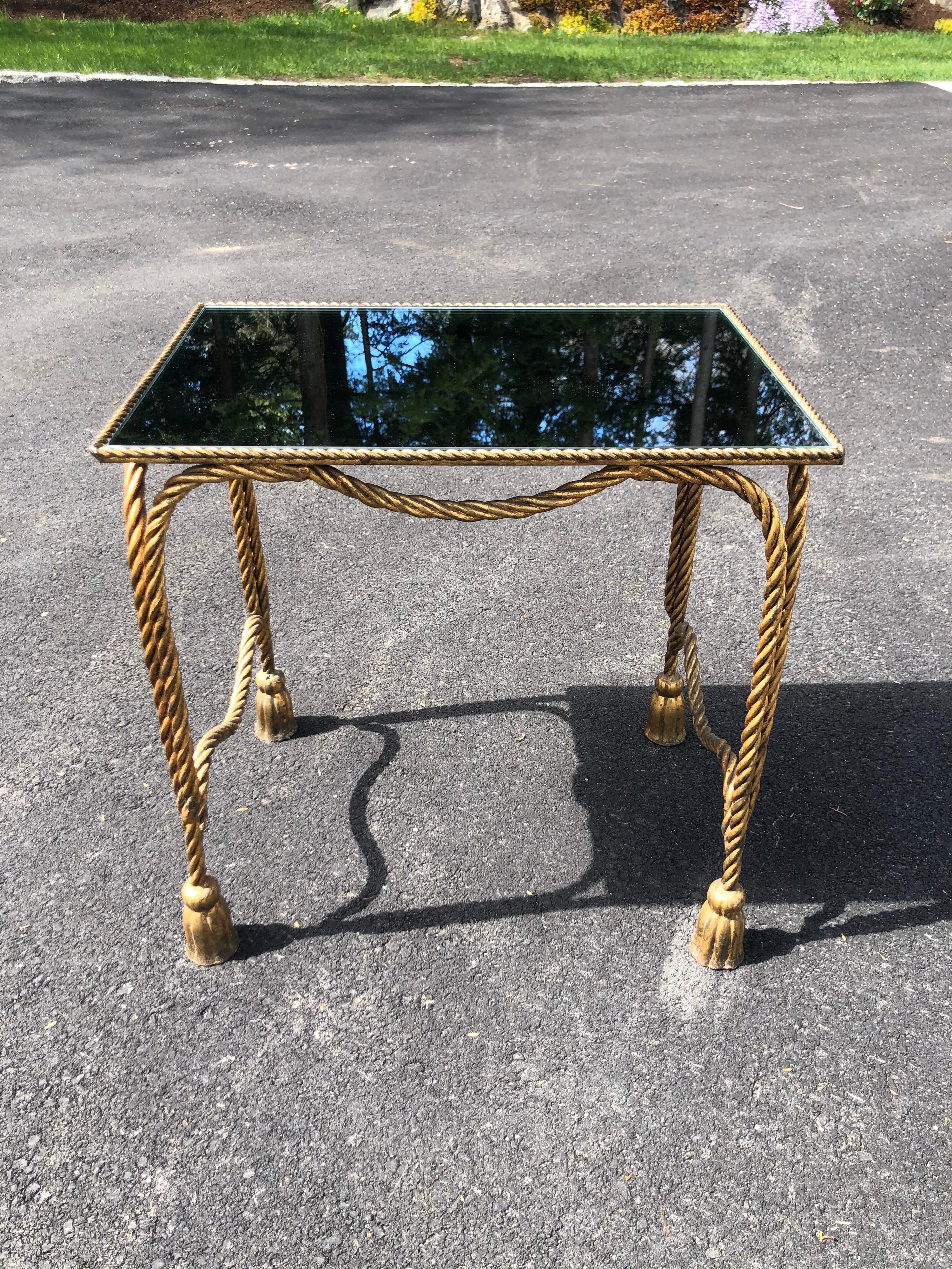 Italian gilt rope design table with mirror top. Perfect decorative side table. Elegant and sophisticated. Great for any room, even a bathroom. This item can parcel ship for under $100. Please provide a zip code for a quote.
    