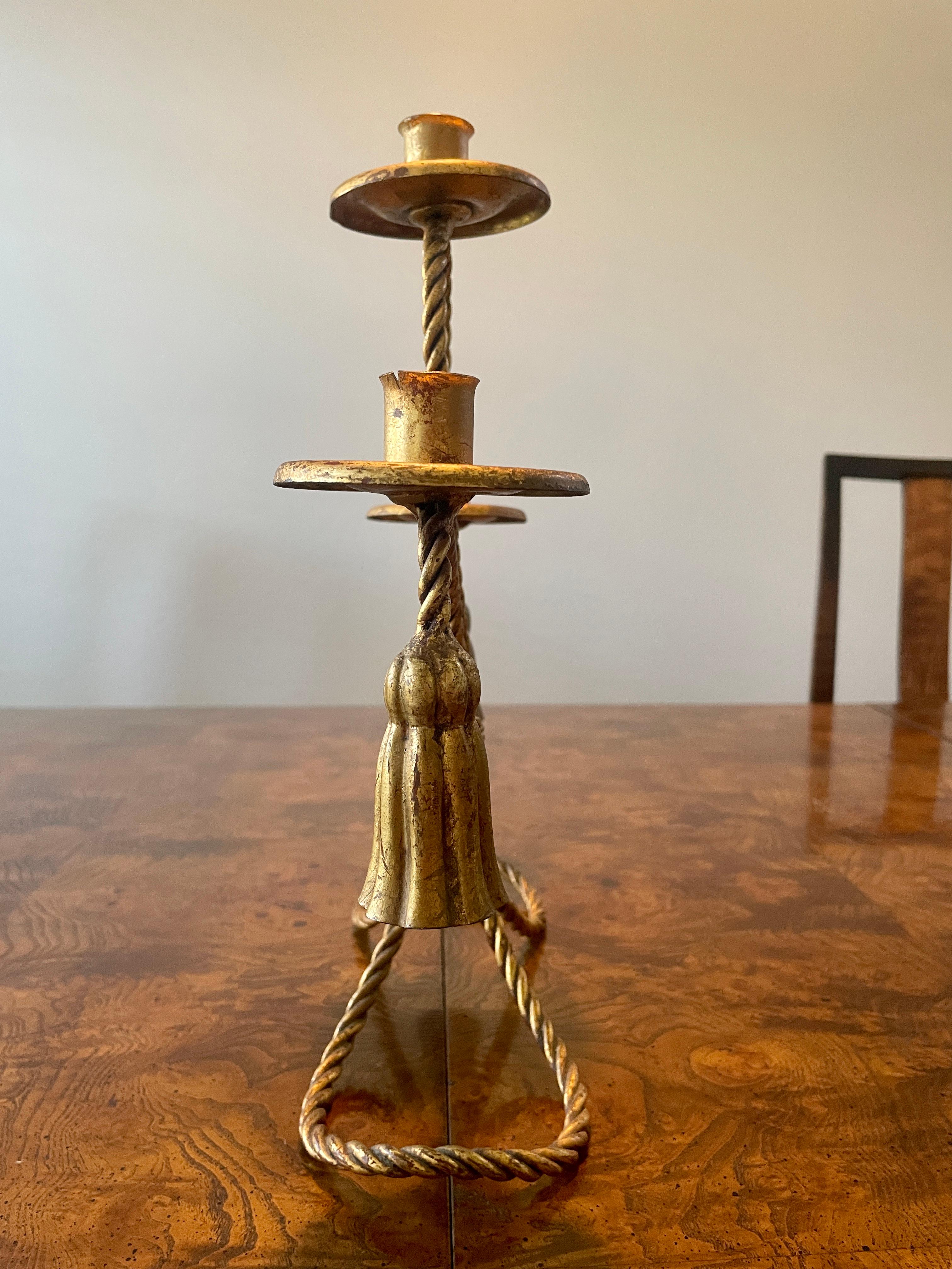 Candelabro italiano dorado con borla Regencia de Hollywood en venta