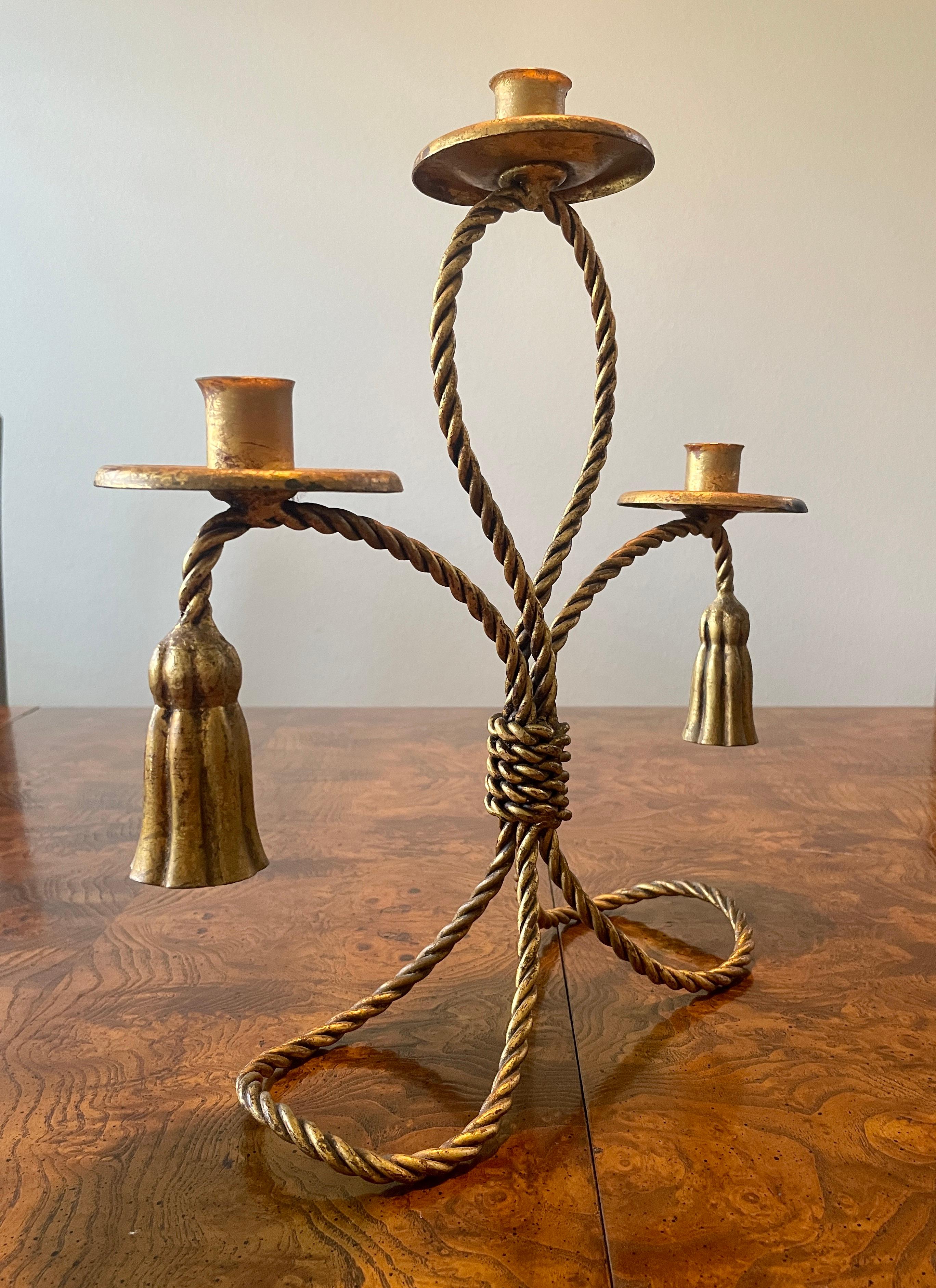 Candelabro italiano dorado con borla Italiano en venta