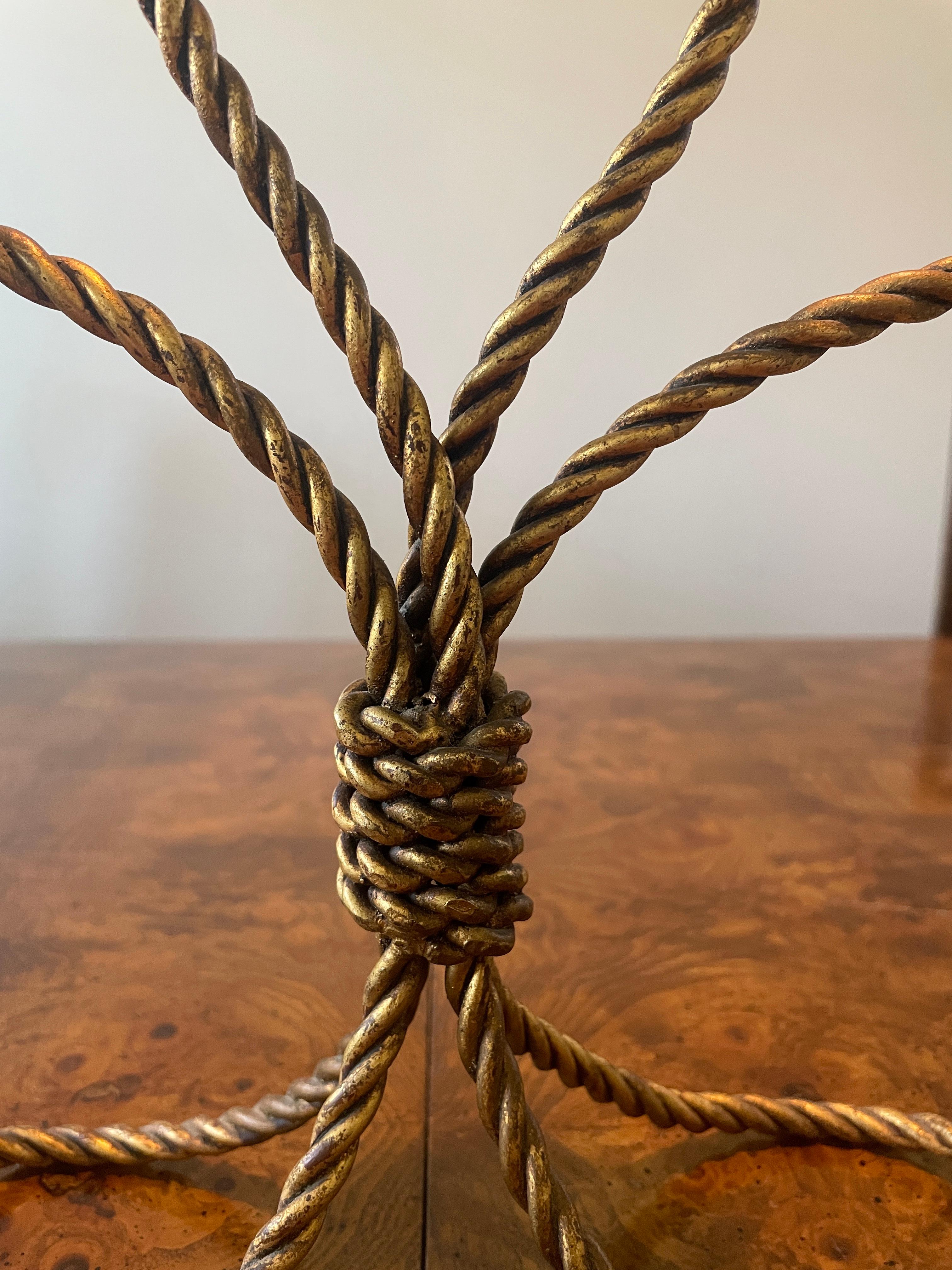 Candelabro italiano dorado con borla siglo XX en venta