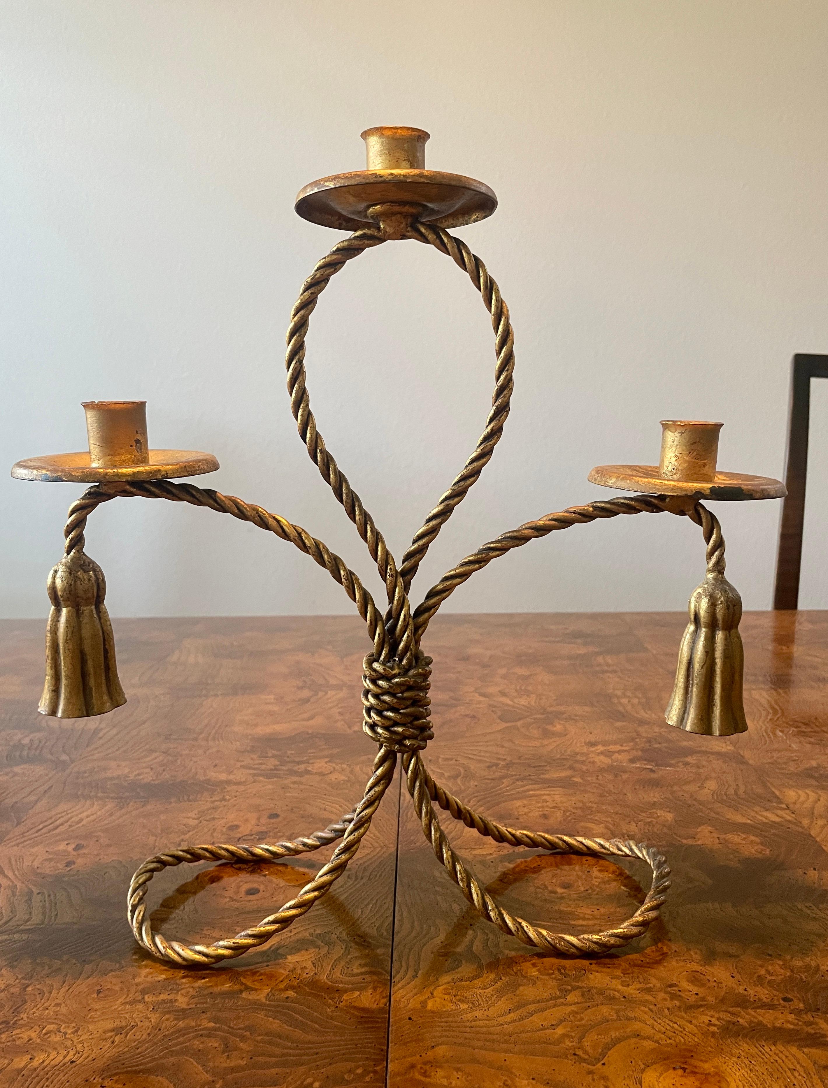 Candelabro italiano dorado con borla en venta 1
