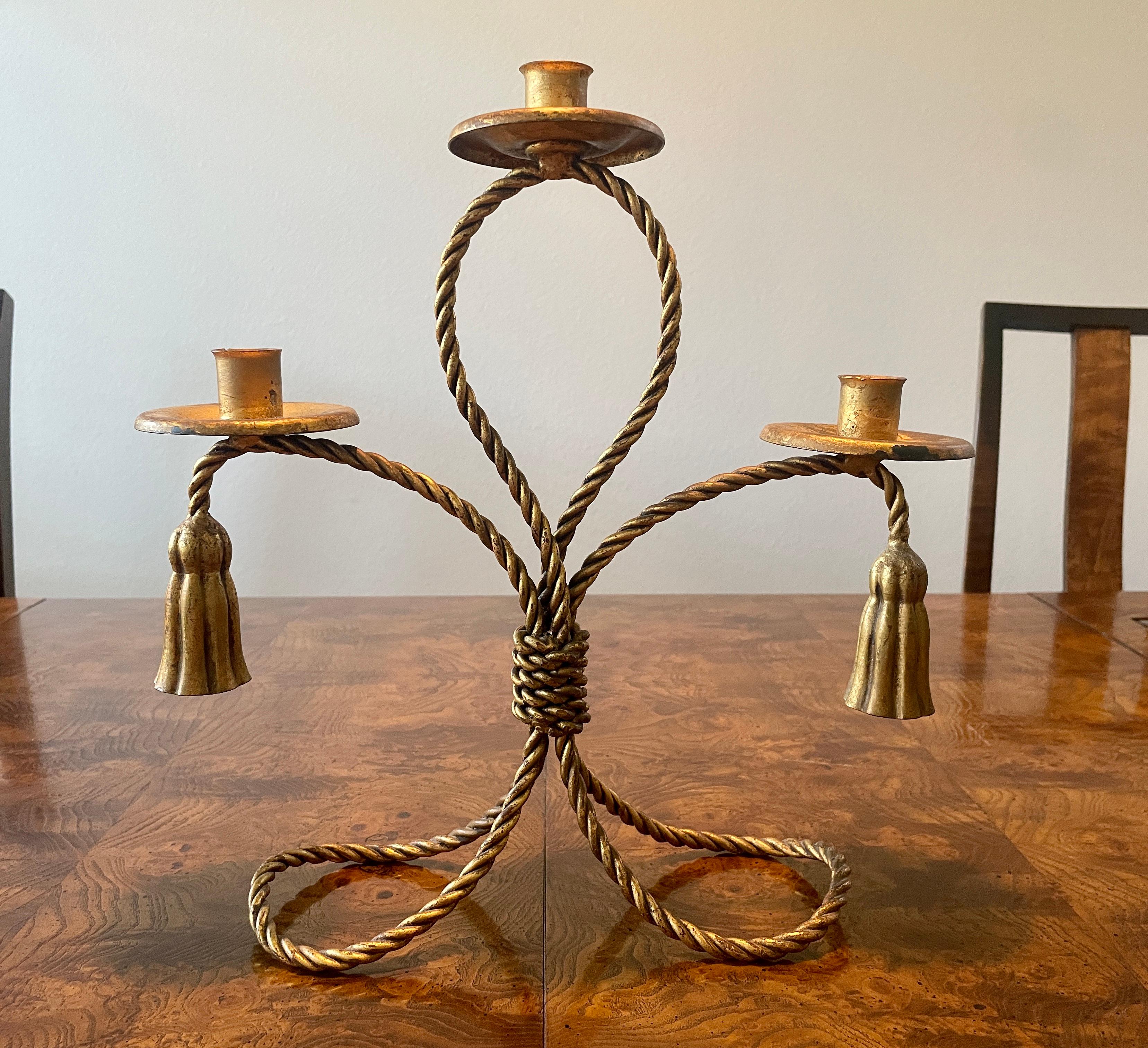 Candelabro italiano dorado con borla en venta 2