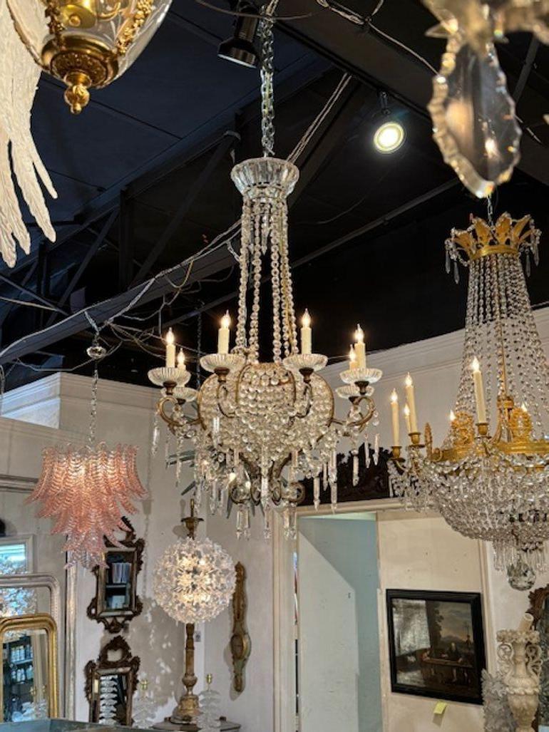 Bel lampadario italiano del XIX secolo in tole dorate e cristallo. Circa 1890. Il lampadario è stato ricablato professionalmente e viene fornito con catena e baldacchino coordinati. È pronto per essere appeso! 47 