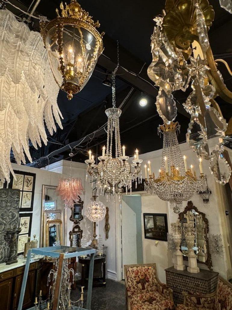 Lampadario italiano in tole dorate e cristallo In condizioni buone in vendita a Dallas, TX