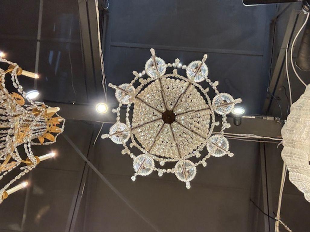 Lampadario italiano in tole dorate e cristallo in vendita 1